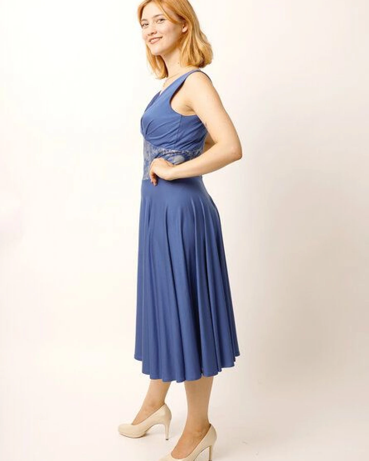 Peaces.bio - handbedruckte Biomode Tanzkleid Sunflowers in Königsblau – Ansicht 3