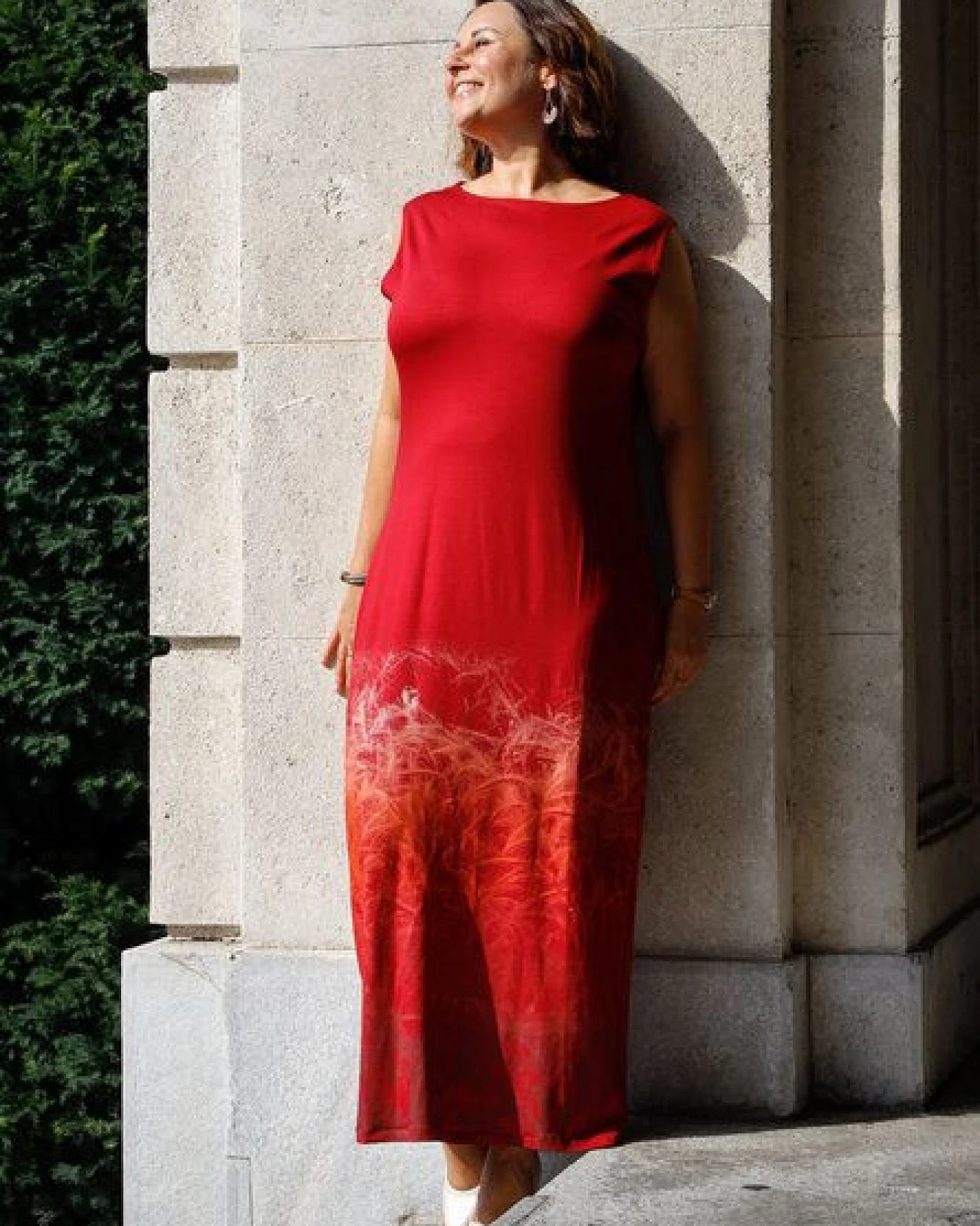 Peaces.bio - handbedruckte Biomode Wasserfallkleid "Das Gold der Erde" in Rot – Ansicht 2