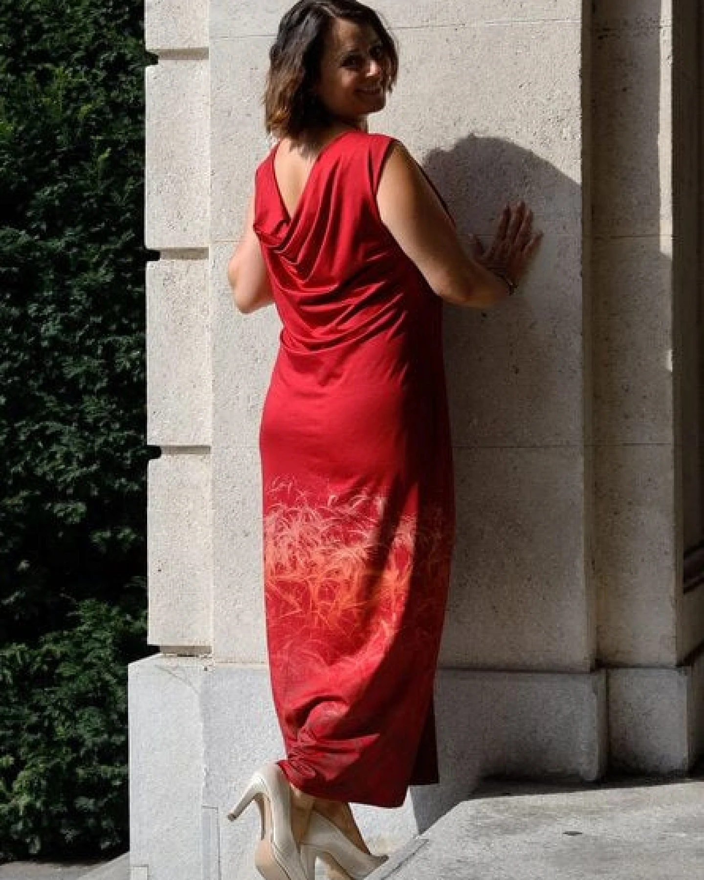 Peaces.bio - handbedruckte Biomode Wasserfallkleid "Das Gold der Erde" in Rot – Ansicht 3