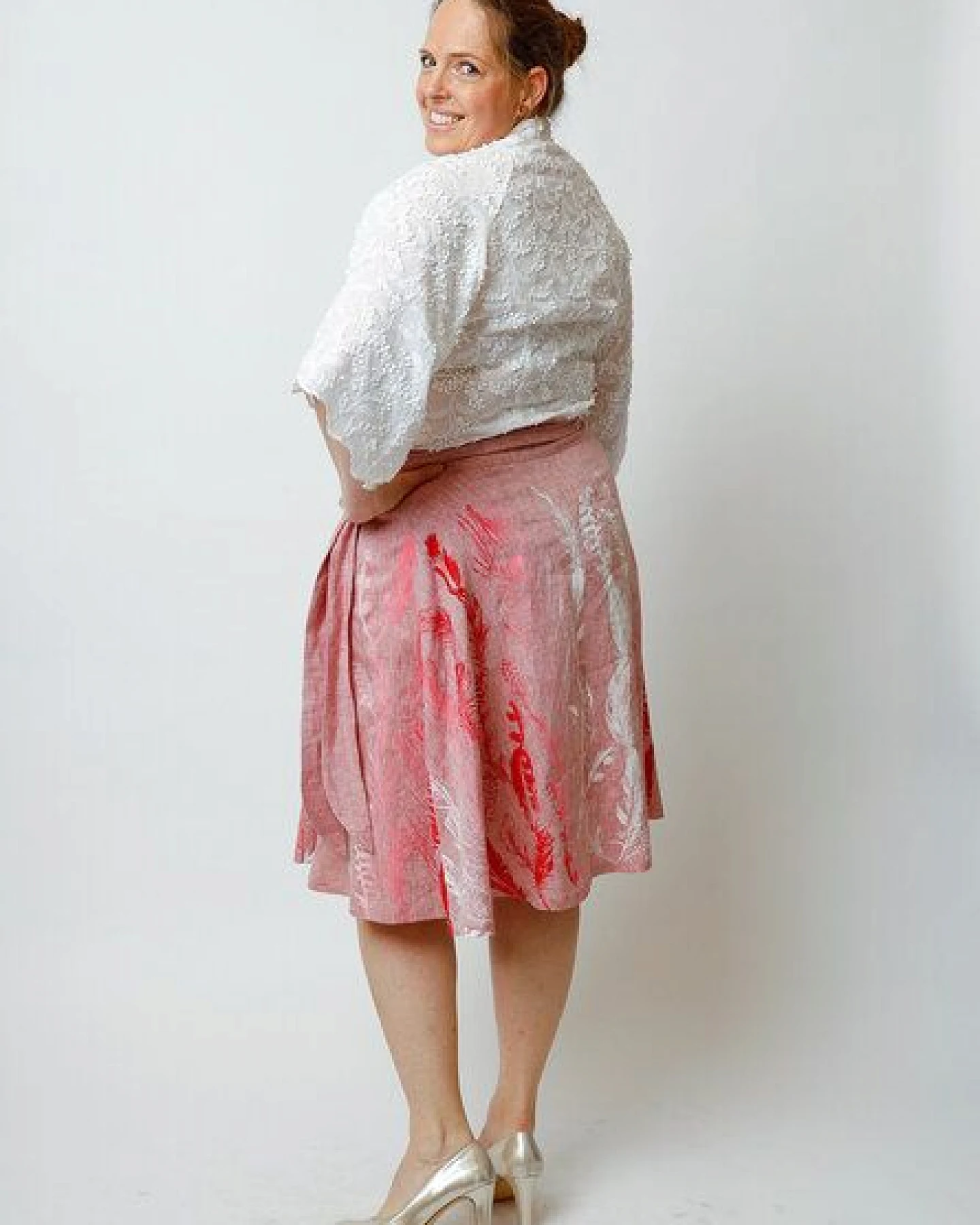Peaces.bio - handbedruckte Biomode Wickelrock - Bio-Leinen - Federkleid in Rot – Ansicht 3