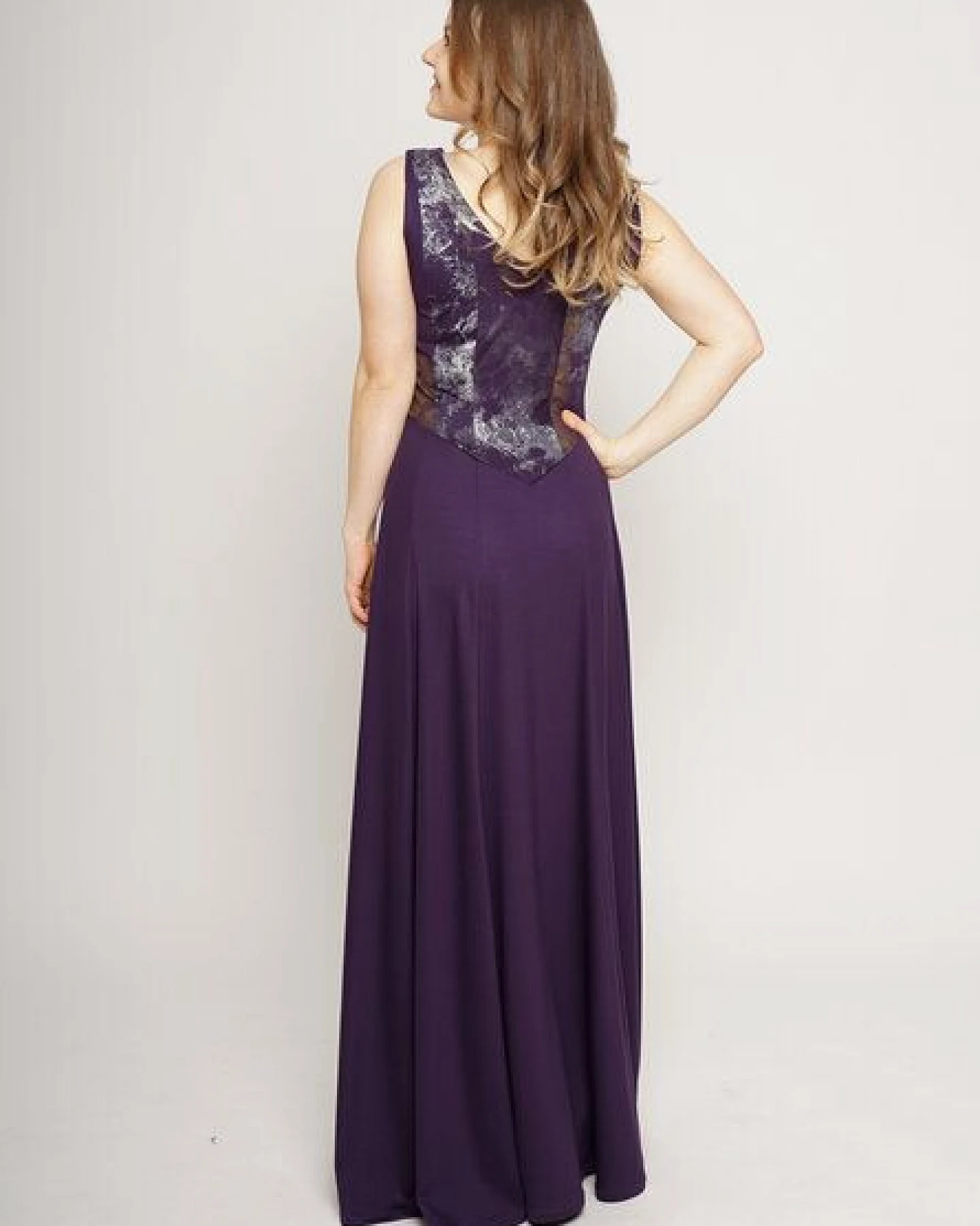 Peaces.bio - handbedruckte Biomode Abendkleid Bachgeflüster in Violett – Ansicht 3