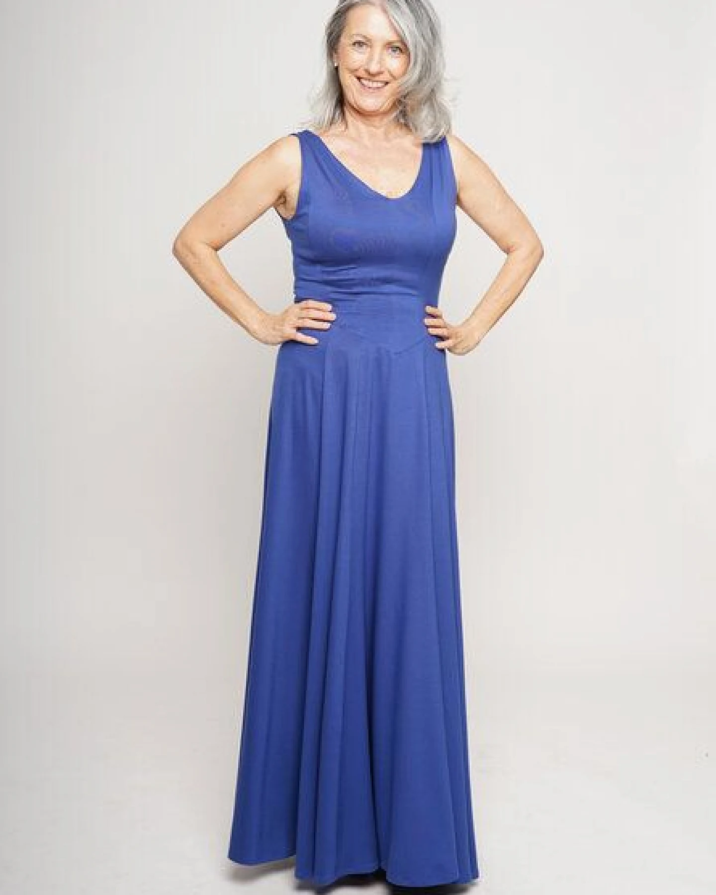 Peaces.bio - handbedruckte Biomode Abendkleid Königsblau – Ansicht 3