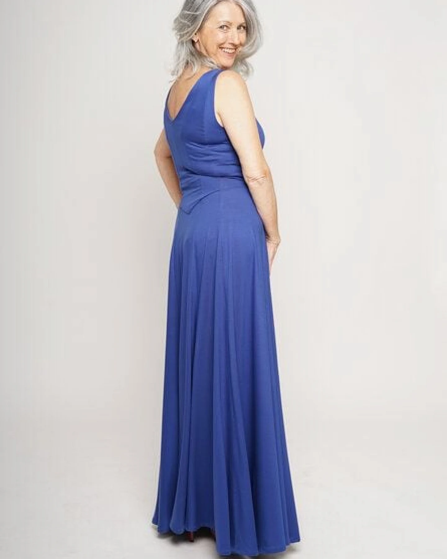 Peaces.bio - handbedruckte Biomode Abendkleid Königsblau – Ansicht 4