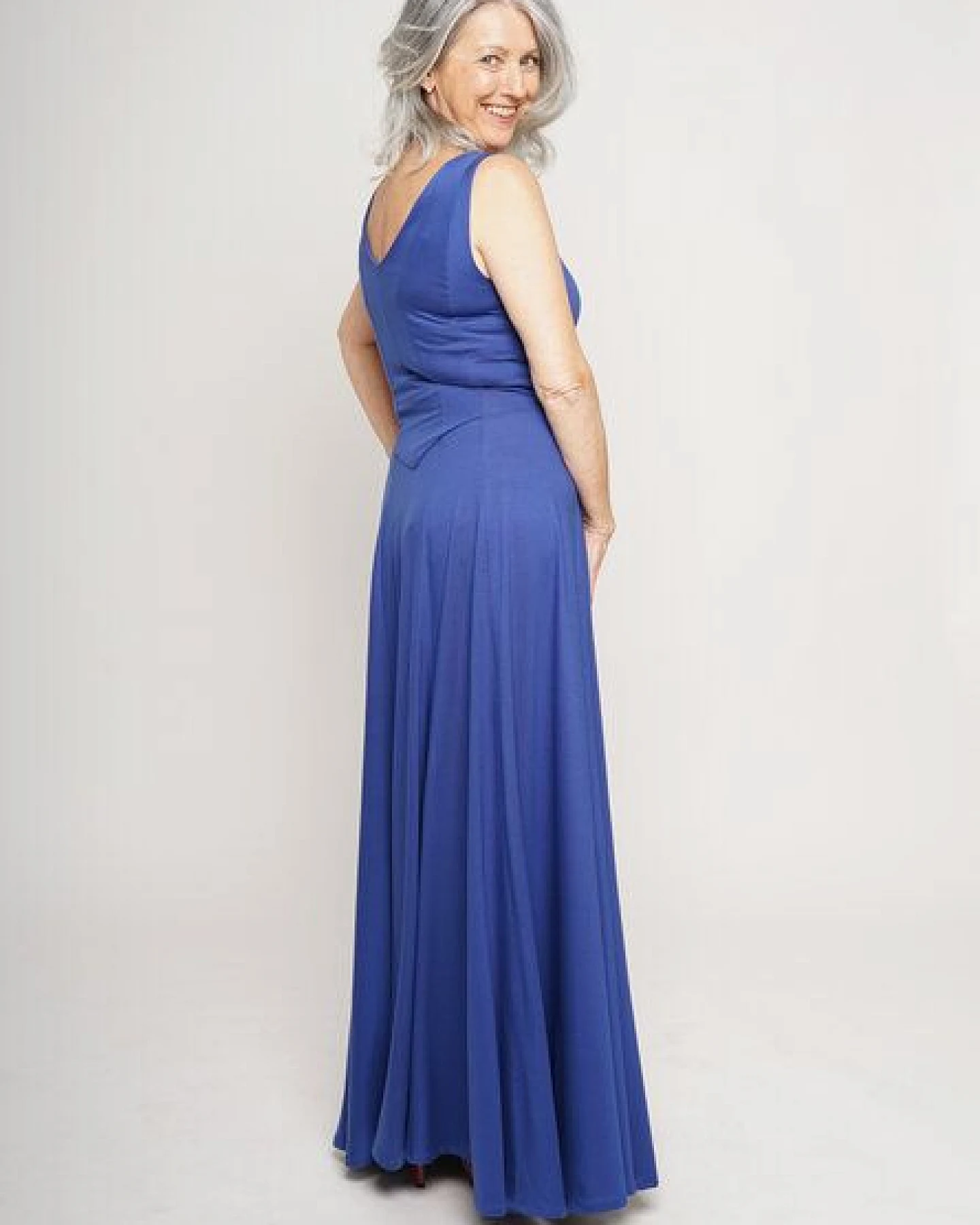 Peaces.bio - handbedruckte Biomode Abendkleid Königsblau – Ansicht 3