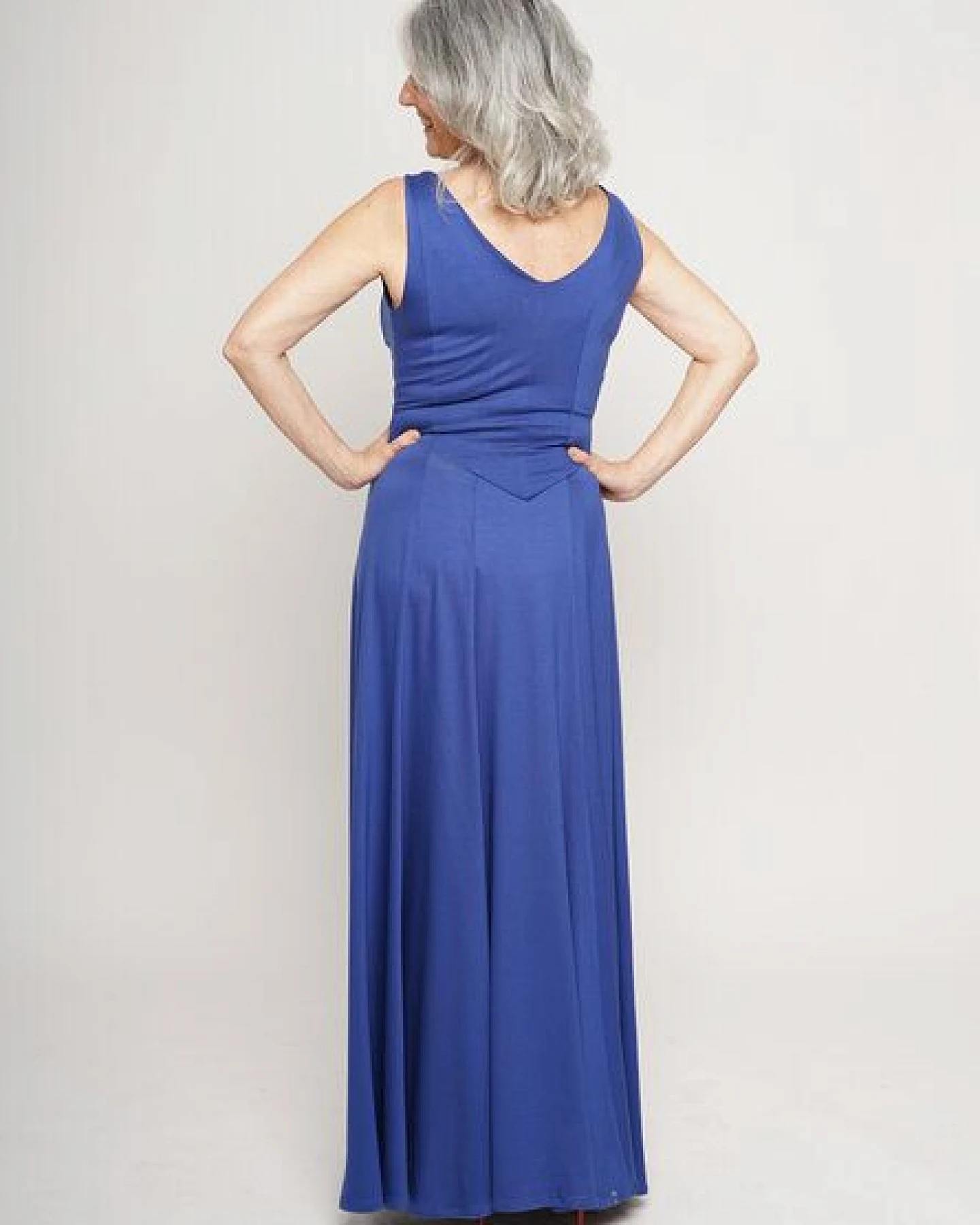 Peaces.bio - handbedruckte Biomode Abendkleid Königsblau – Ansicht 4