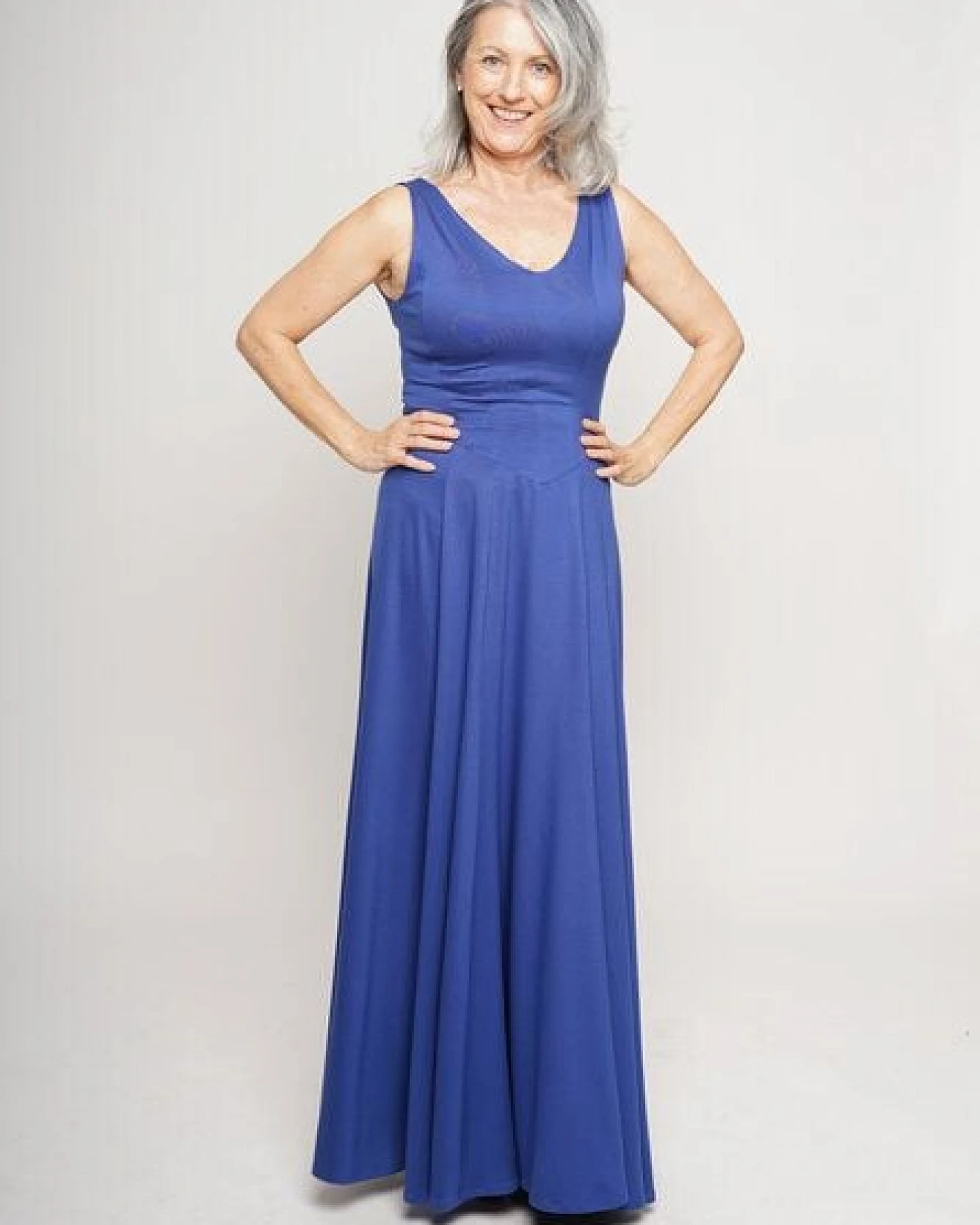 Peaces.bio - handbedruckte Biomode Abendkleid Königsblau – Ansicht 3