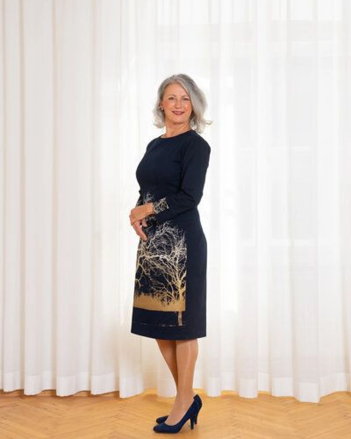 Peaces.bio - handbedruckte Biomode Etui-Festkleid "Zauberlandschaft" in Dunkelblau – Ansicht 2