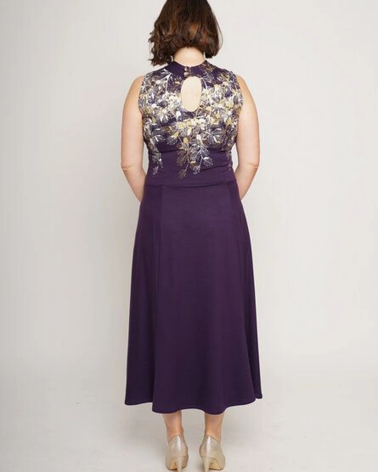 Peaces.bio - handbedruckte Biomode Sommerfestkleid Buchenzauber in Violett – Ansicht 3