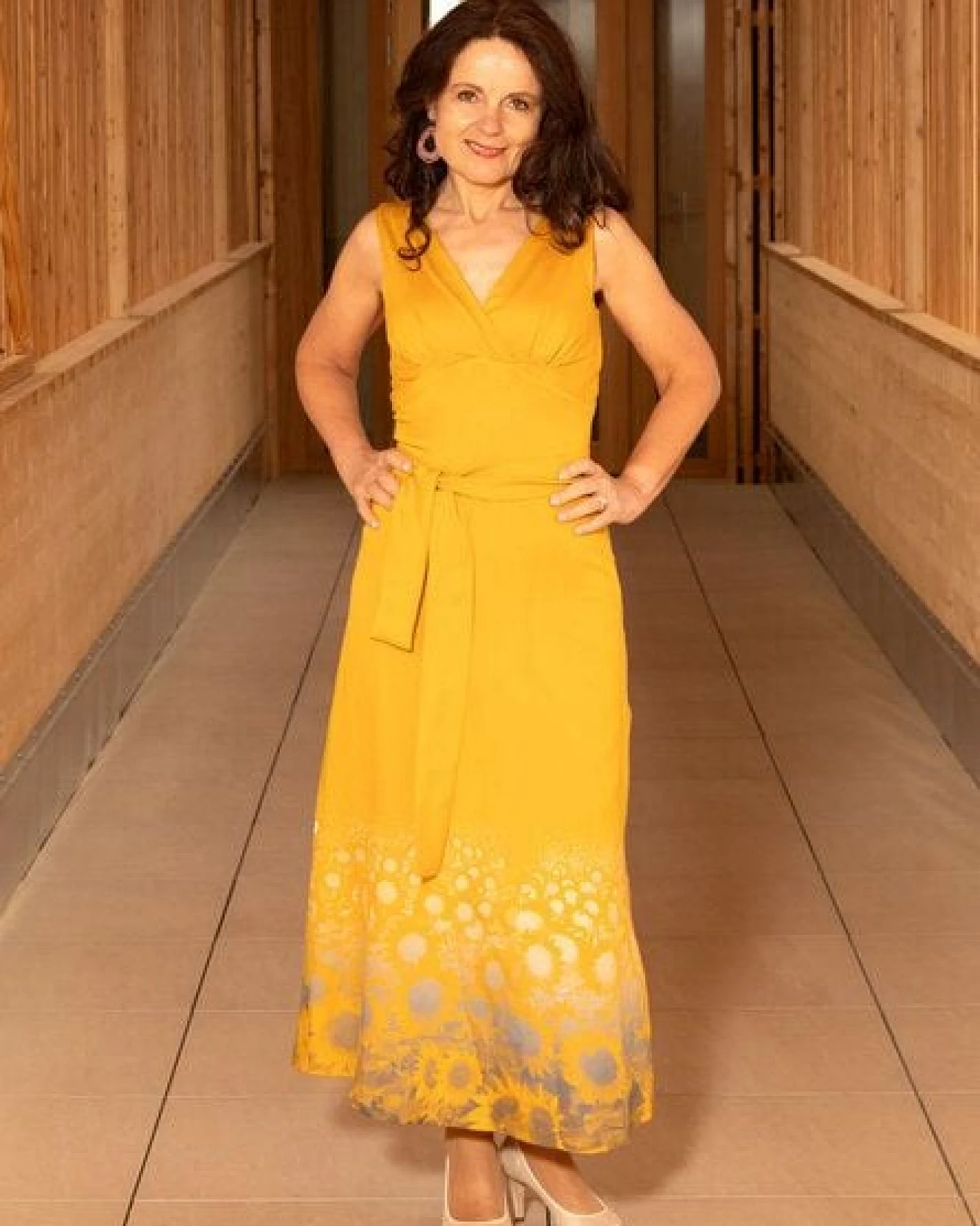 Peaces.bio - handbedruckte Biomode Sonnenstrahlenkleid Sonnenblumen Gelb – Ansicht 2