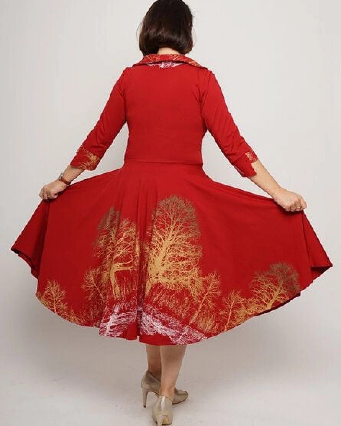 Peaces.bio - handbedruckte Biomode Tanzkleid Baumgeschwister in Rot – Ansicht 3