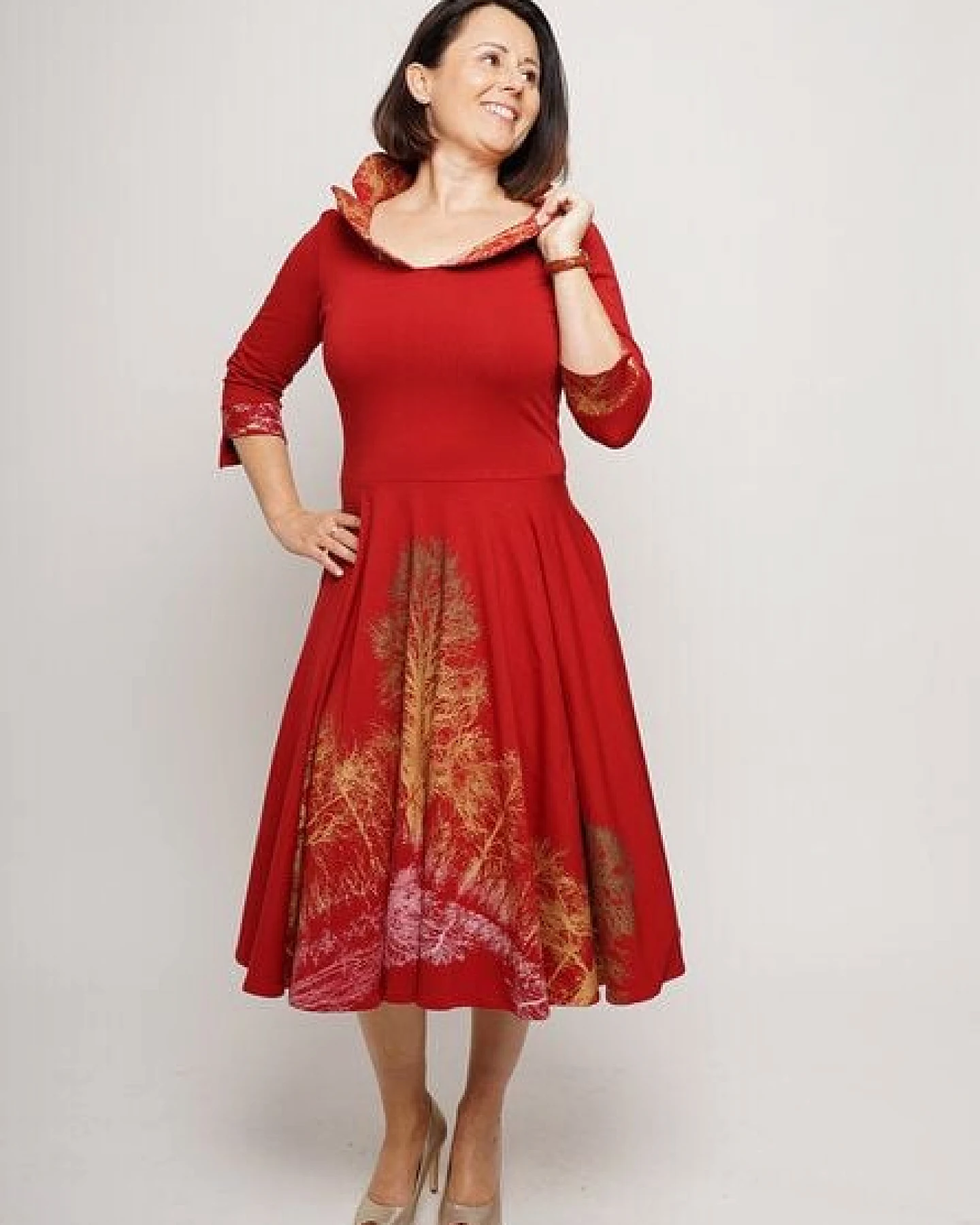 Peaces.bio - handbedruckte Biomode Tanzkleid Baumgeschwister in Rot – Ansicht 4