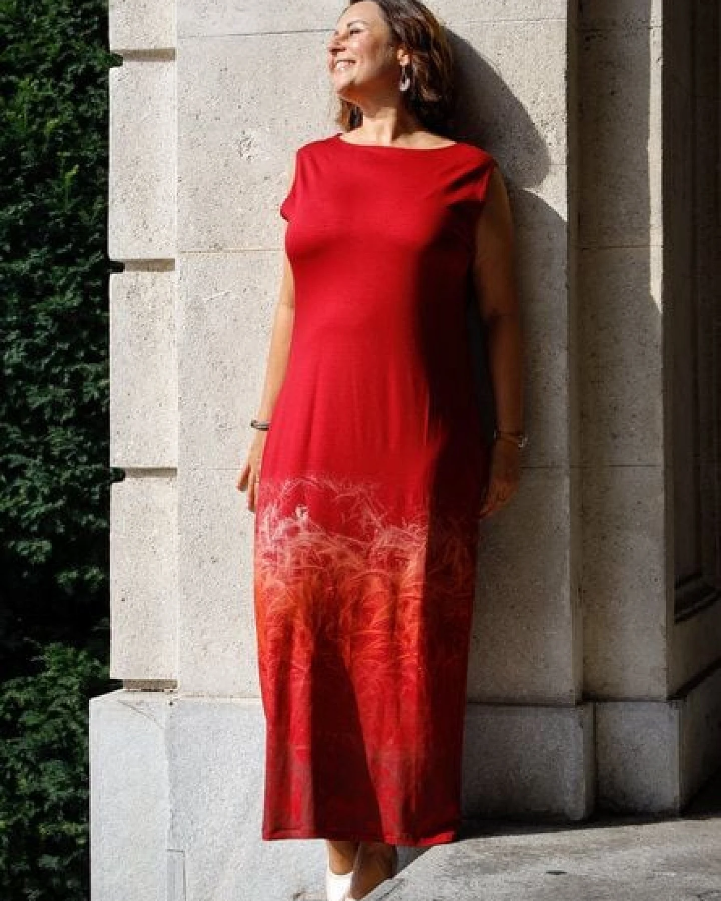 Peaces.bio - handbedruckte Biomode Wasserfallkleid "Das Gold der Erde" in Rot – Ansicht 2
