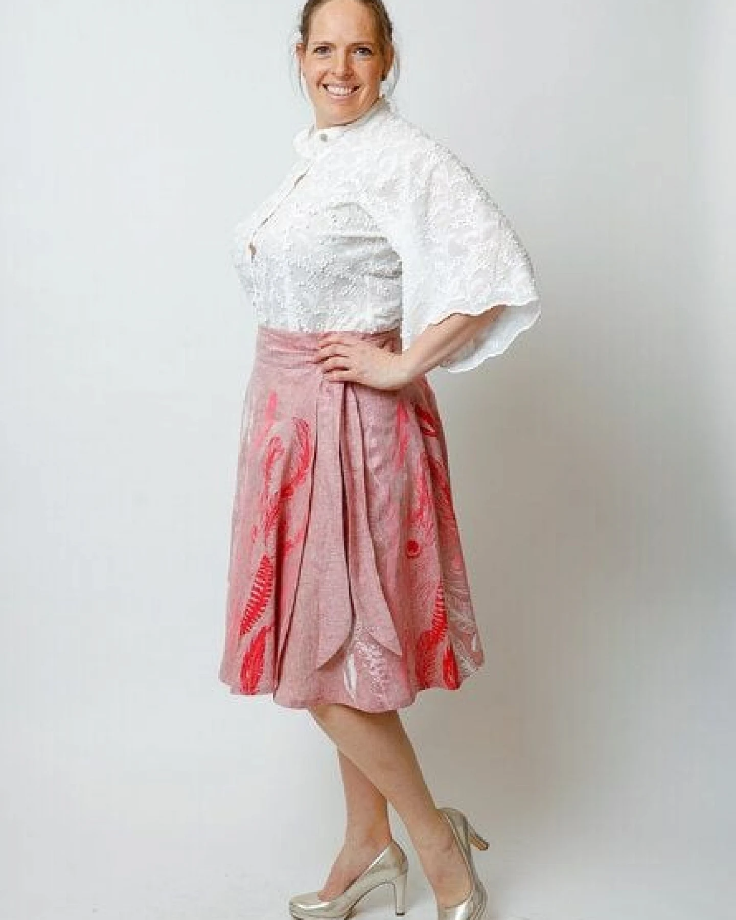 Peaces.bio - handbedruckte Biomode Wickelrock - Bio-Leinen - Federkleid in Rot – Ansicht 2