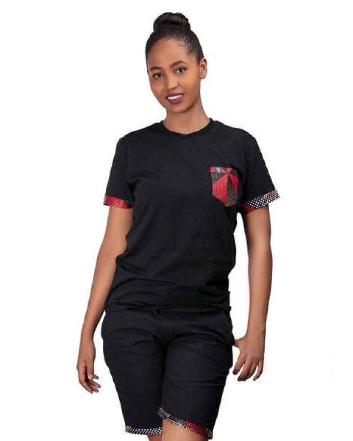 Africulture T-Shirt mit Brusttasche in Kitenge Design