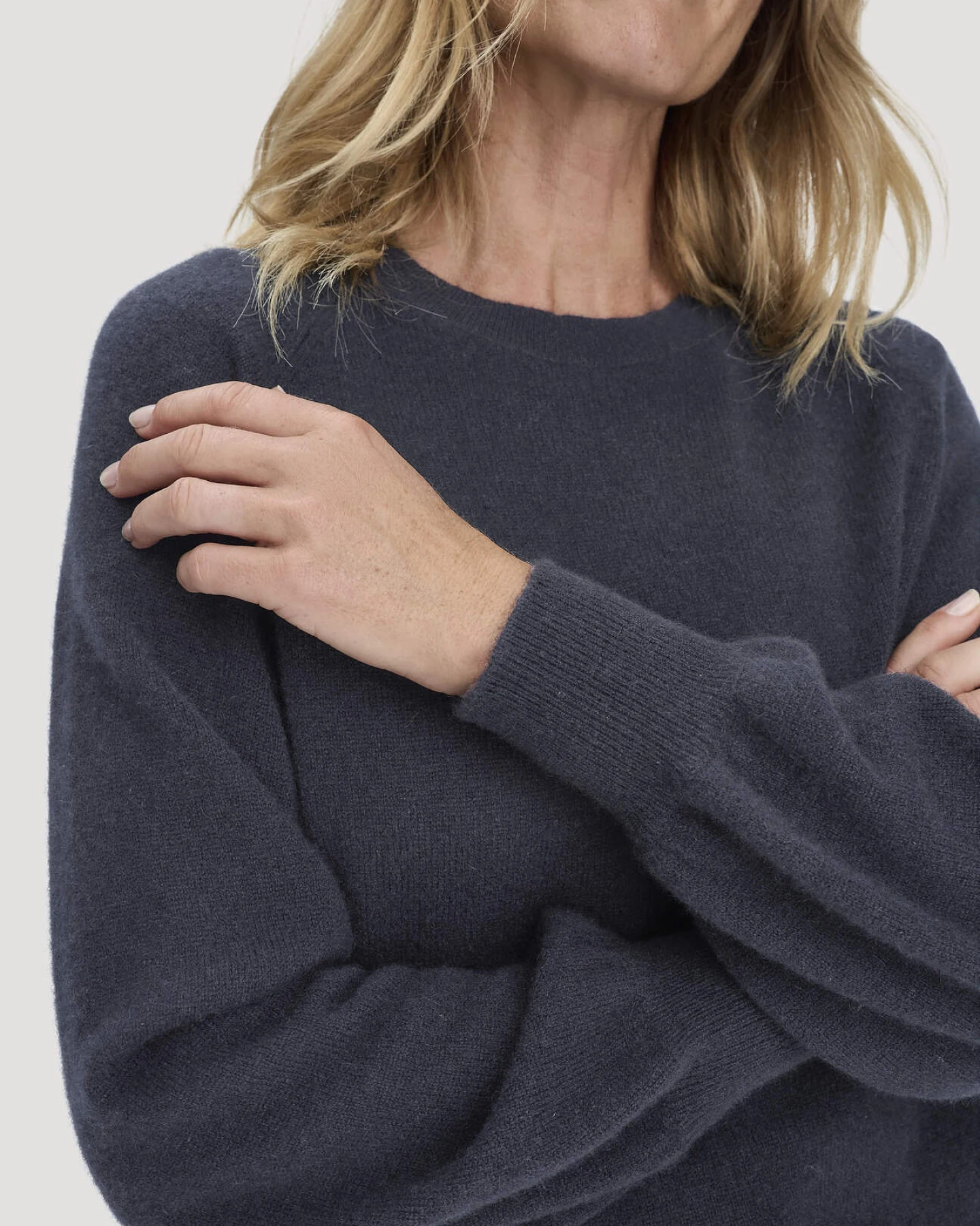 hessnatur Damen Strick Pullover Relaxed BETTER RECYCLING aus Cashmere - blau - Größe L – Ansicht 4