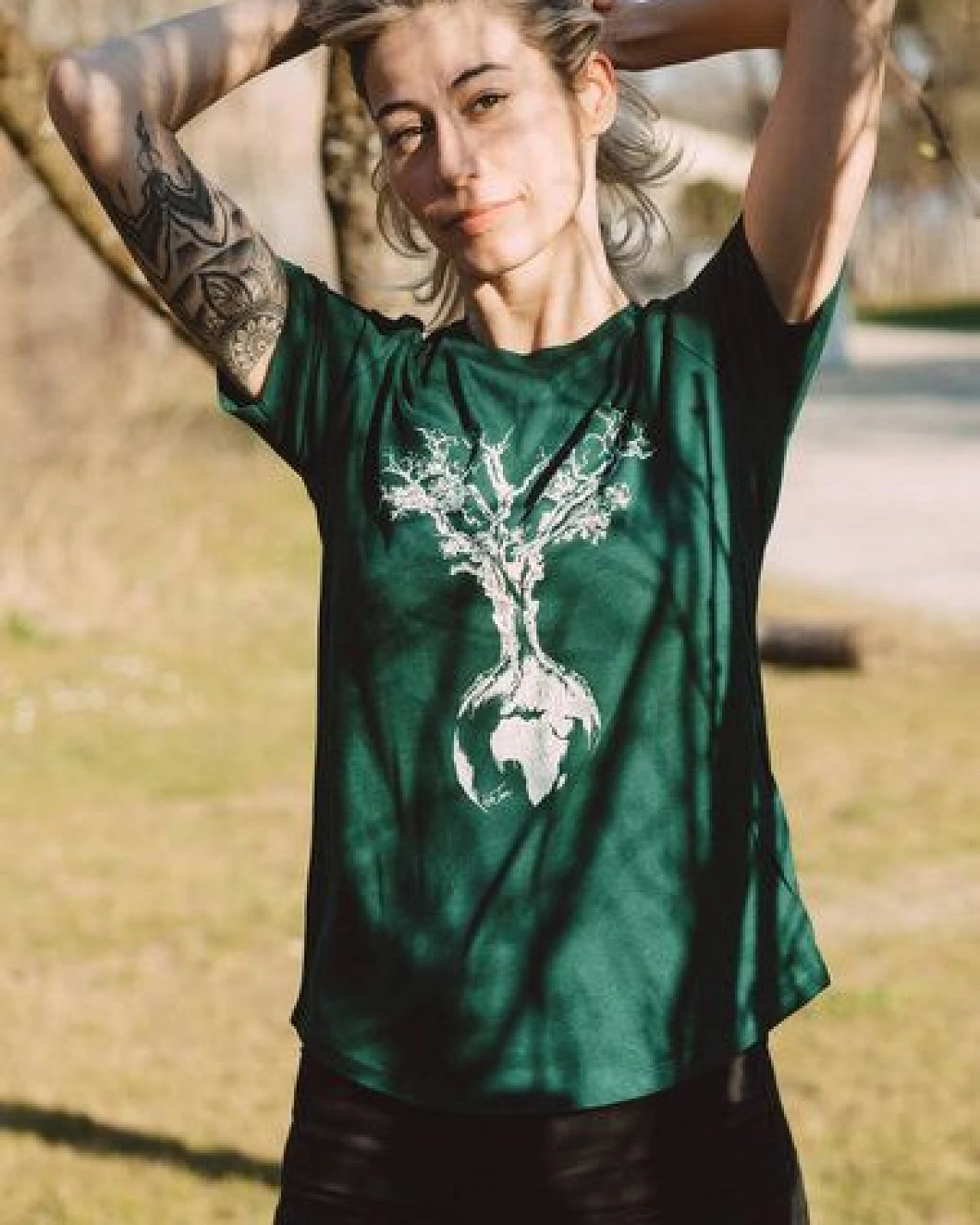 Life-Tree Ecovero Shirt Fairwear für Damen "Weltenbaum" in Bottle Green – Ansicht 2