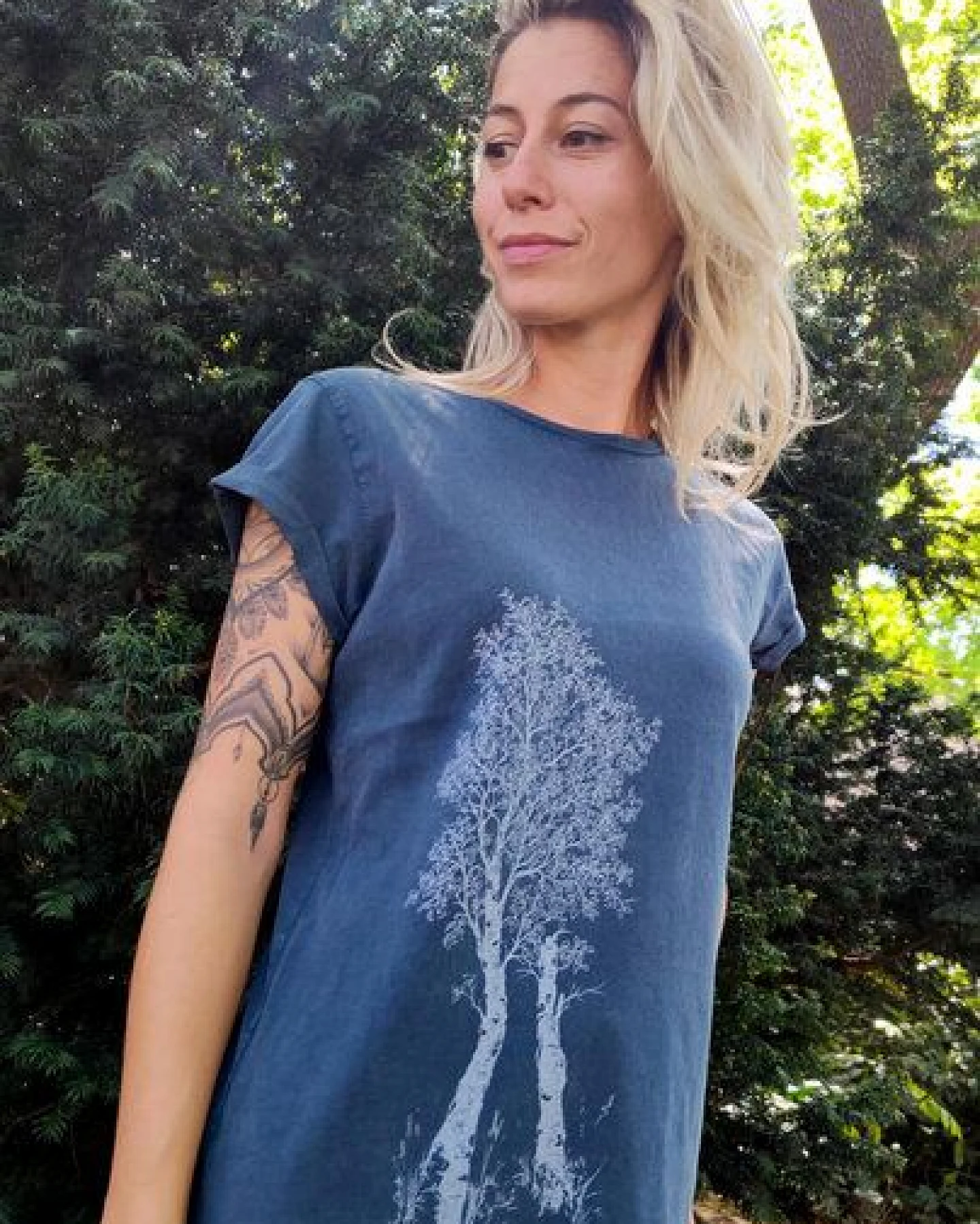 Life-Tree Shirt aus Biobaumwolle Fairwear für Damen "Birke" in Washed Blue/Washed Red/Washed Green – Ansicht 4