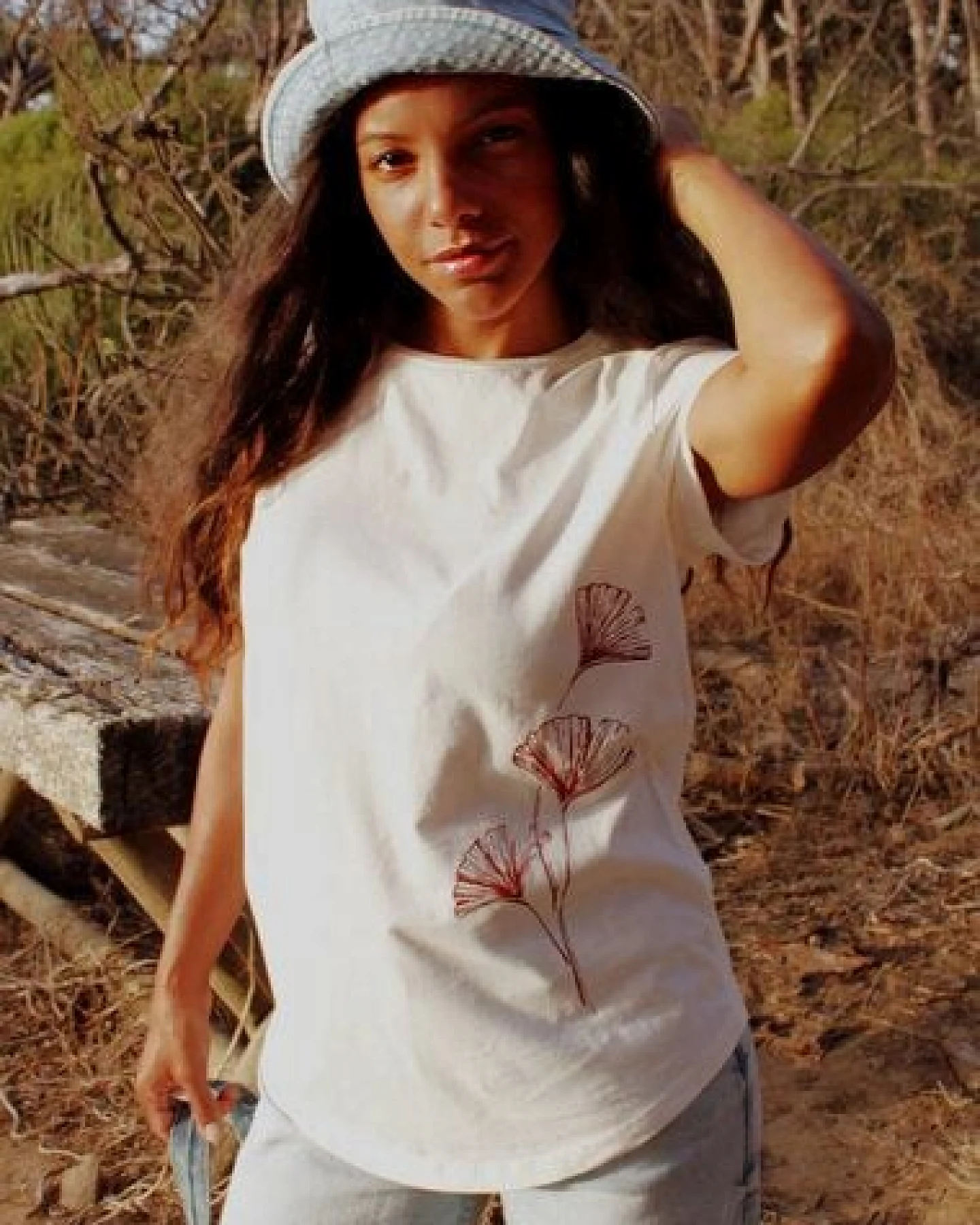 Life-Tree Shirt aus Biobaumwolle Fairwear für Damen "Ginkgo" in Washed Red/ Washed White – Ansicht 3