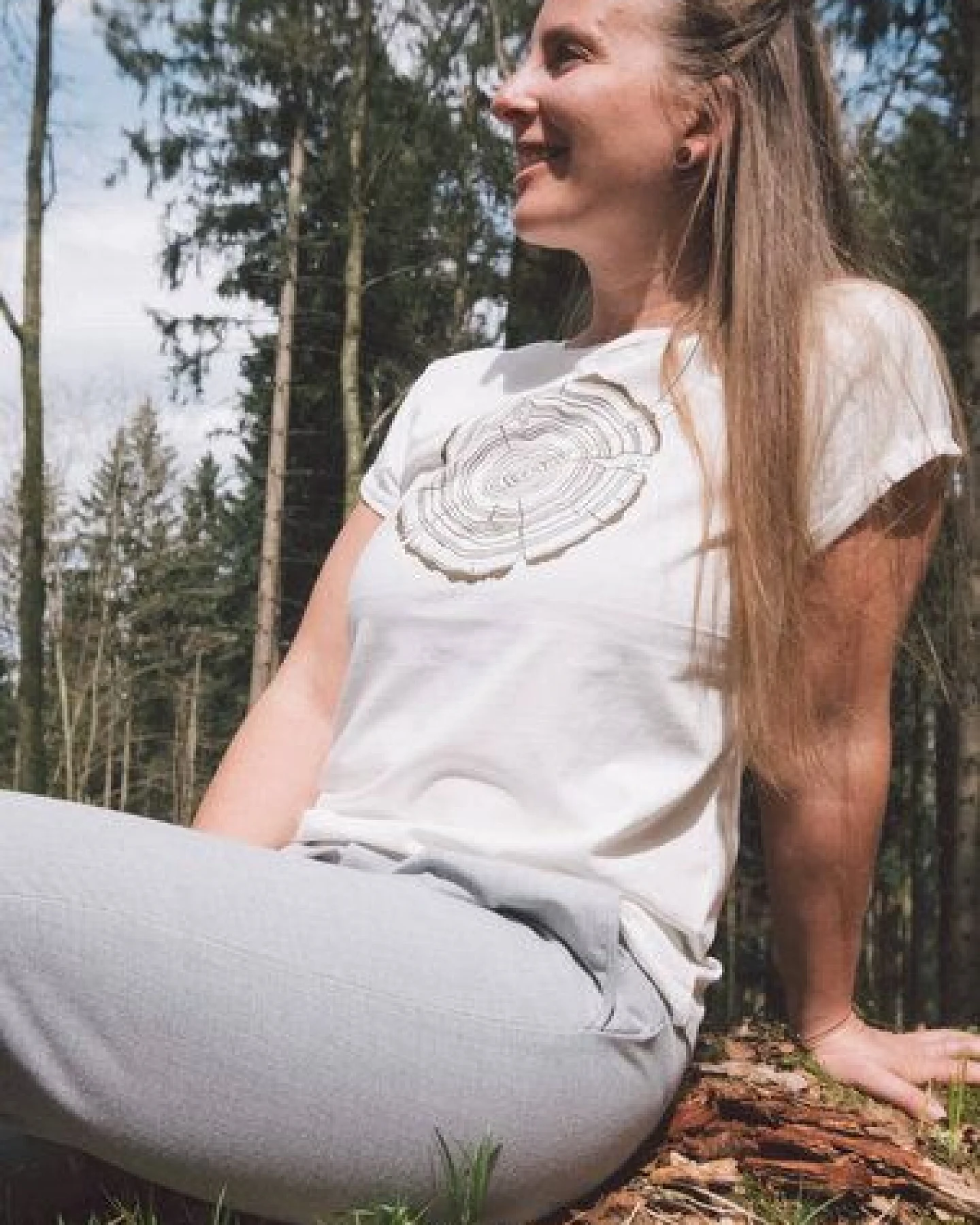 Life-Tree Shirt aus Biobaumwolle Fairwear für Damen "Treeslice" in Washed White – Ansicht 2
