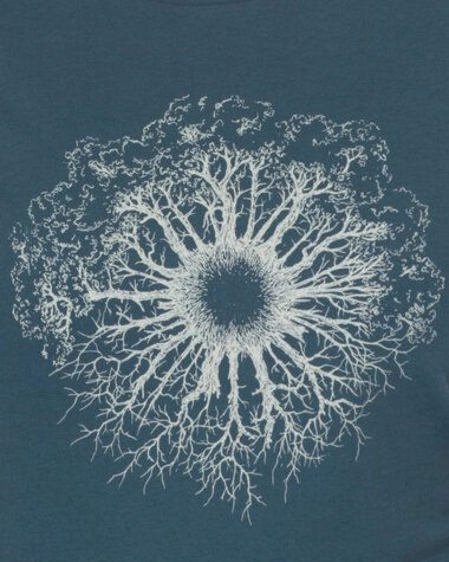 Life-Tree Shirt aus Biobaumwolle Fairwear für Damen "WoodenIris" in Stargazer Blau – Ansicht 3