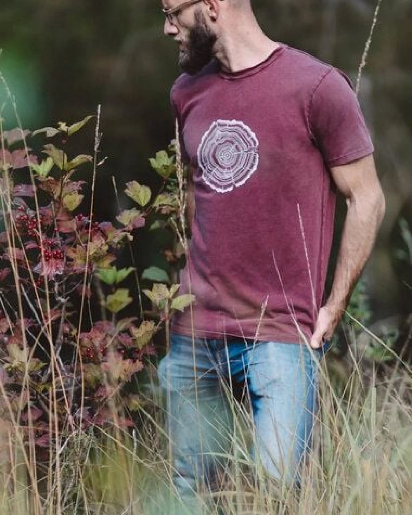 Life-Tree Shirt aus Biobaumwolle Fairwear für Herren "Treeslice" in Washed White/Blue/Red/Green – Ansicht 3