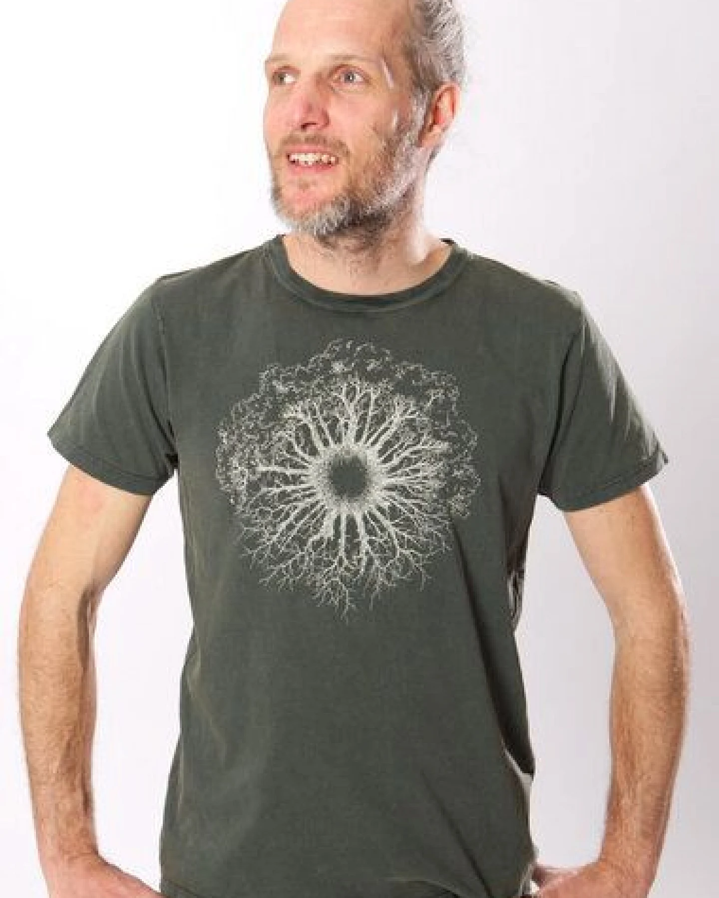 Life-Tree Shirt aus Biobaumwolle Fairwear für Herren "WoodenIris" in Washed Red/Green – Ansicht 3