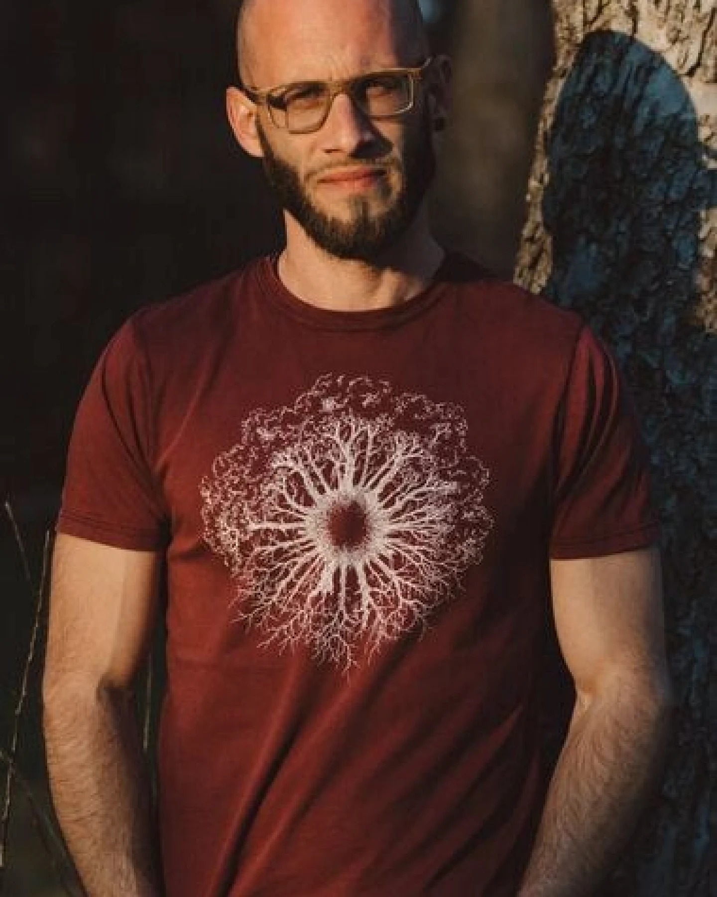 Life-Tree Shirt aus Biobaumwolle Fairwear für Herren "WoodenIris" in Washed Red/Green – Ansicht 4