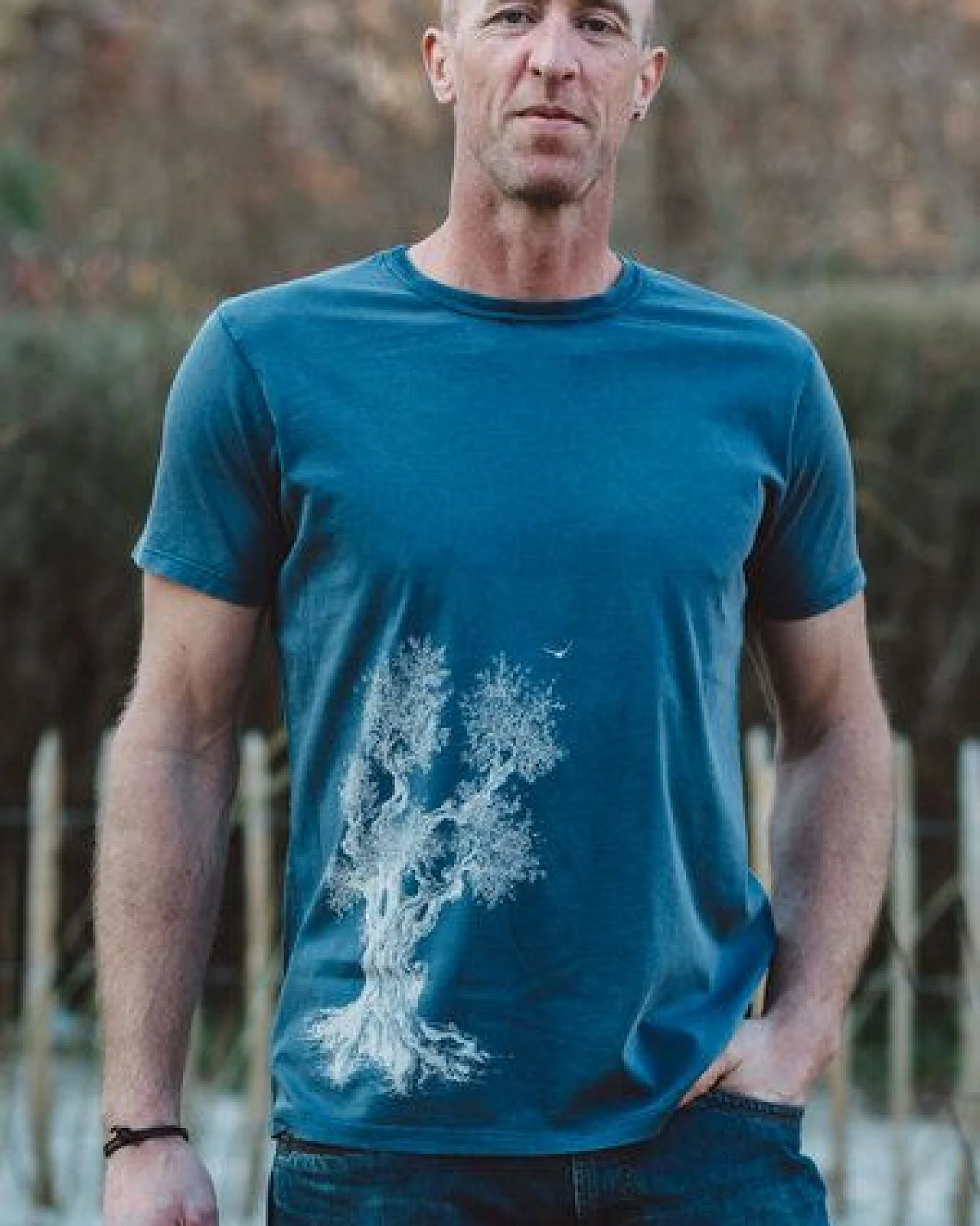 Life-Tree Shirt aus Biobaumwolle für Herren "Olive Tree" in Washed Green/Blue – Ansicht 2