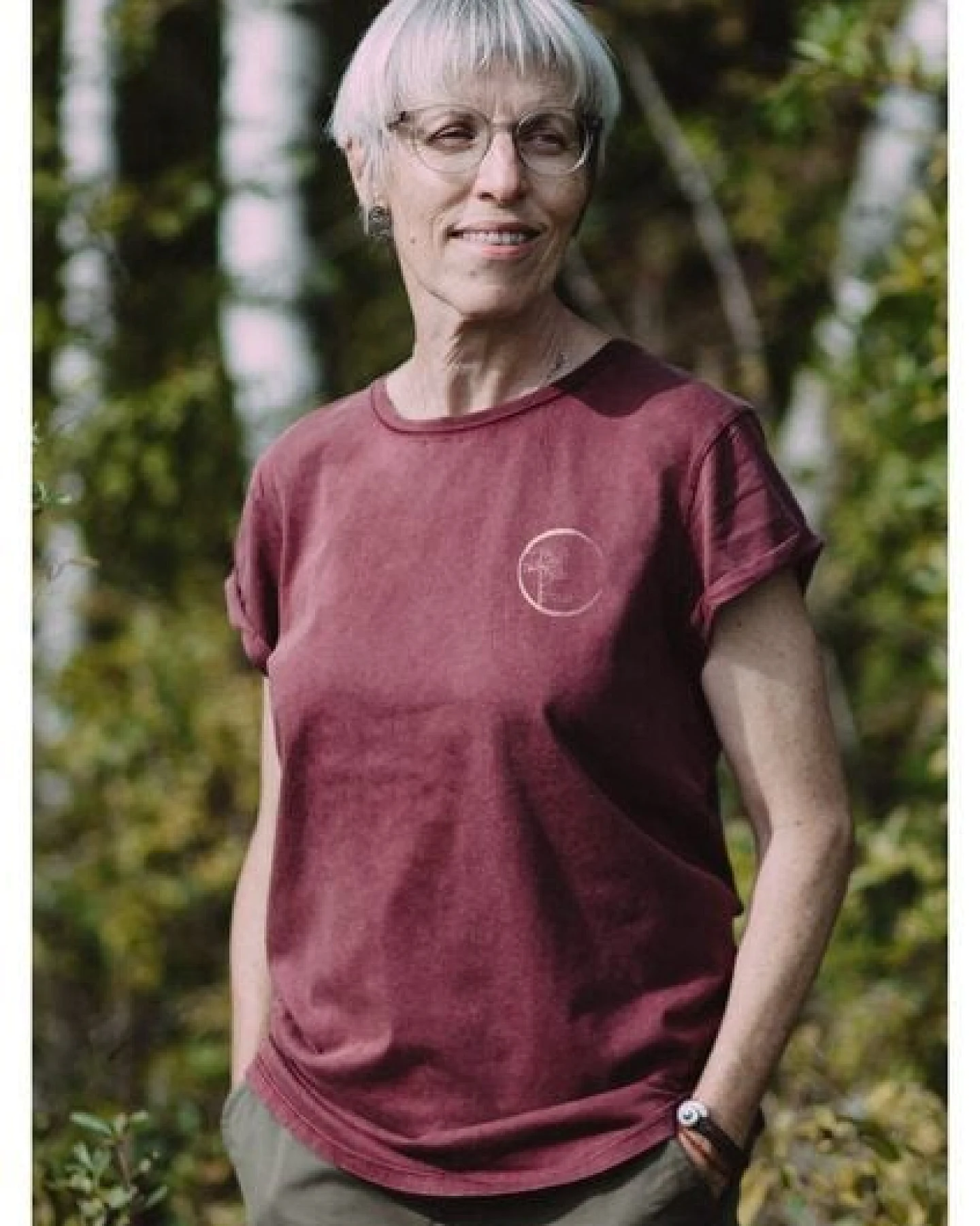Life-Tree Shirt aus Biobaumwolle mit Brustmotiv für Damen "Circle" Stone Washed Green/Red/Blue – Ansicht 3