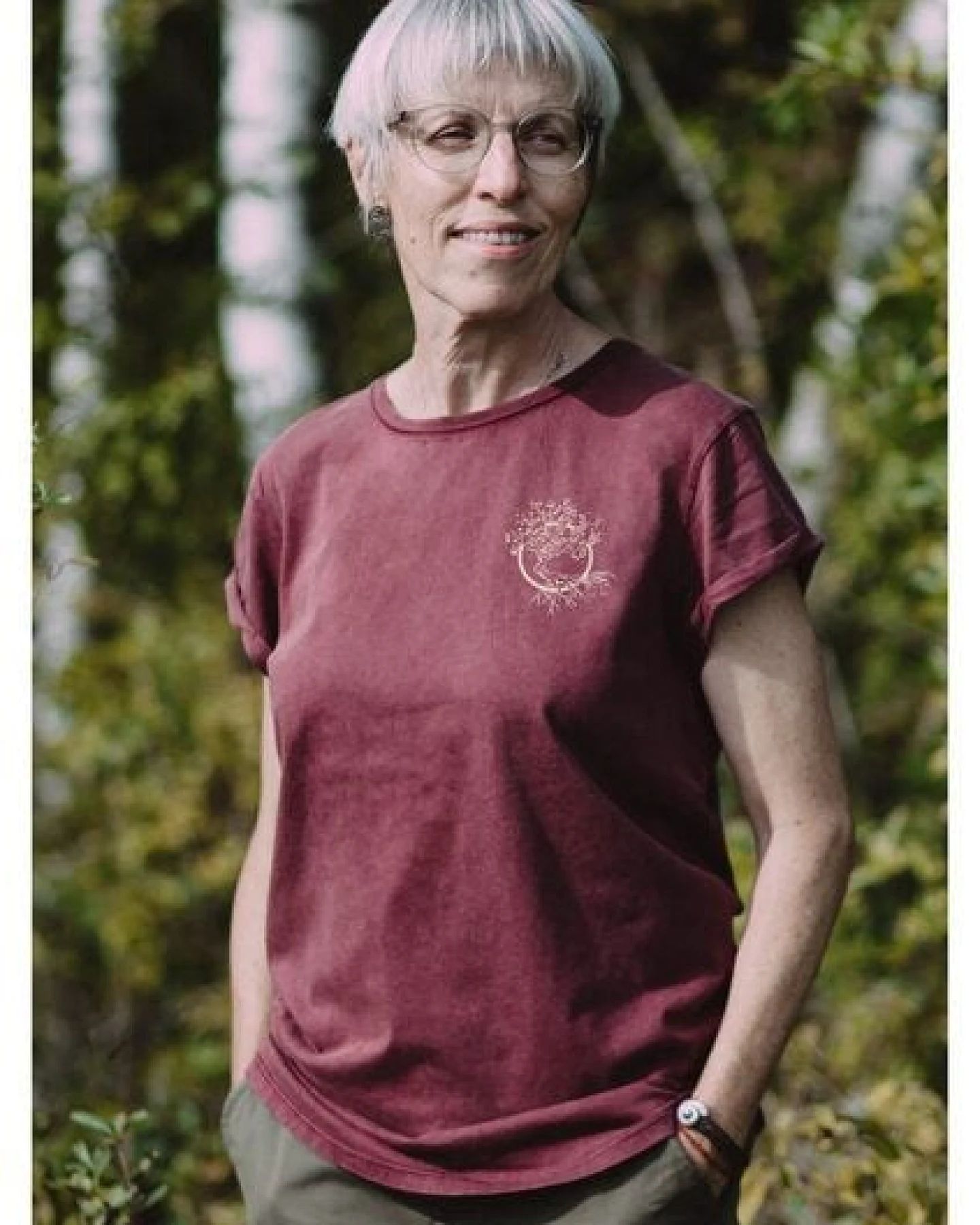 Life-Tree Shirt aus Biobaumwolle mit Brustmotiv für Damen "Olive" Stone Washed Green/Red/Blue – Ansicht 4