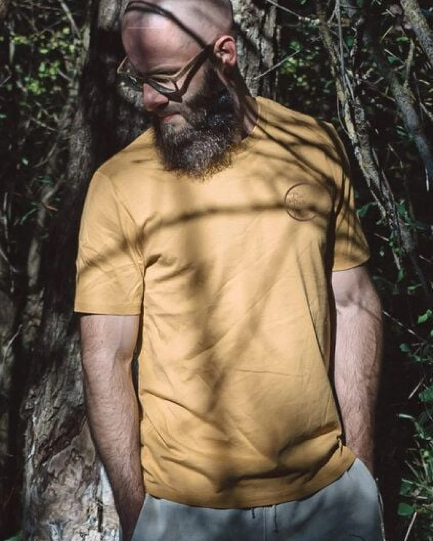 Life-Tree Shirt aus Biobaumwolle mit Brustmotiv für Herren "Circle" Burgundy / Ocre / Desert Dust beige – Ansicht 4