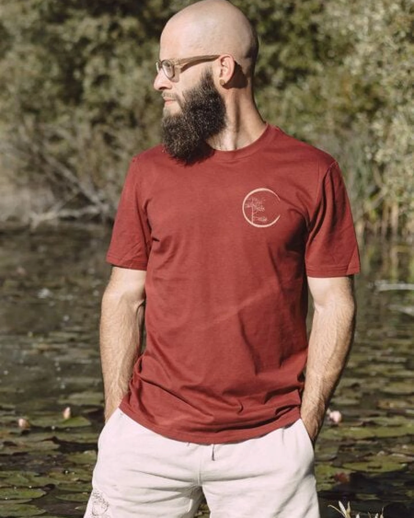 Life-Tree Shirt aus Biobaumwolle mit Brustmotiv für Herren "Circle" Burgundy / Ocre / Desert Dust beige – Ansicht 3