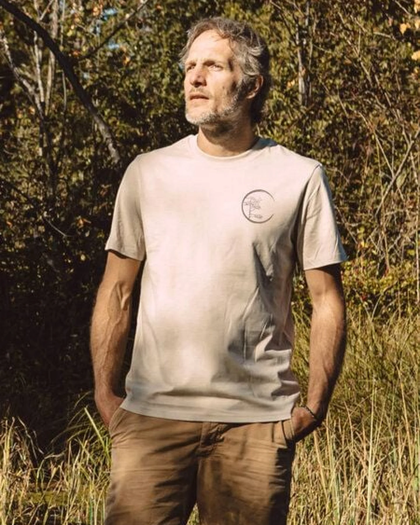 Life-Tree Shirt aus Biobaumwolle mit Brustmotiv für Herren "Circle" Burgundy / Ocre / Desert Dust beige – Ansicht 3
