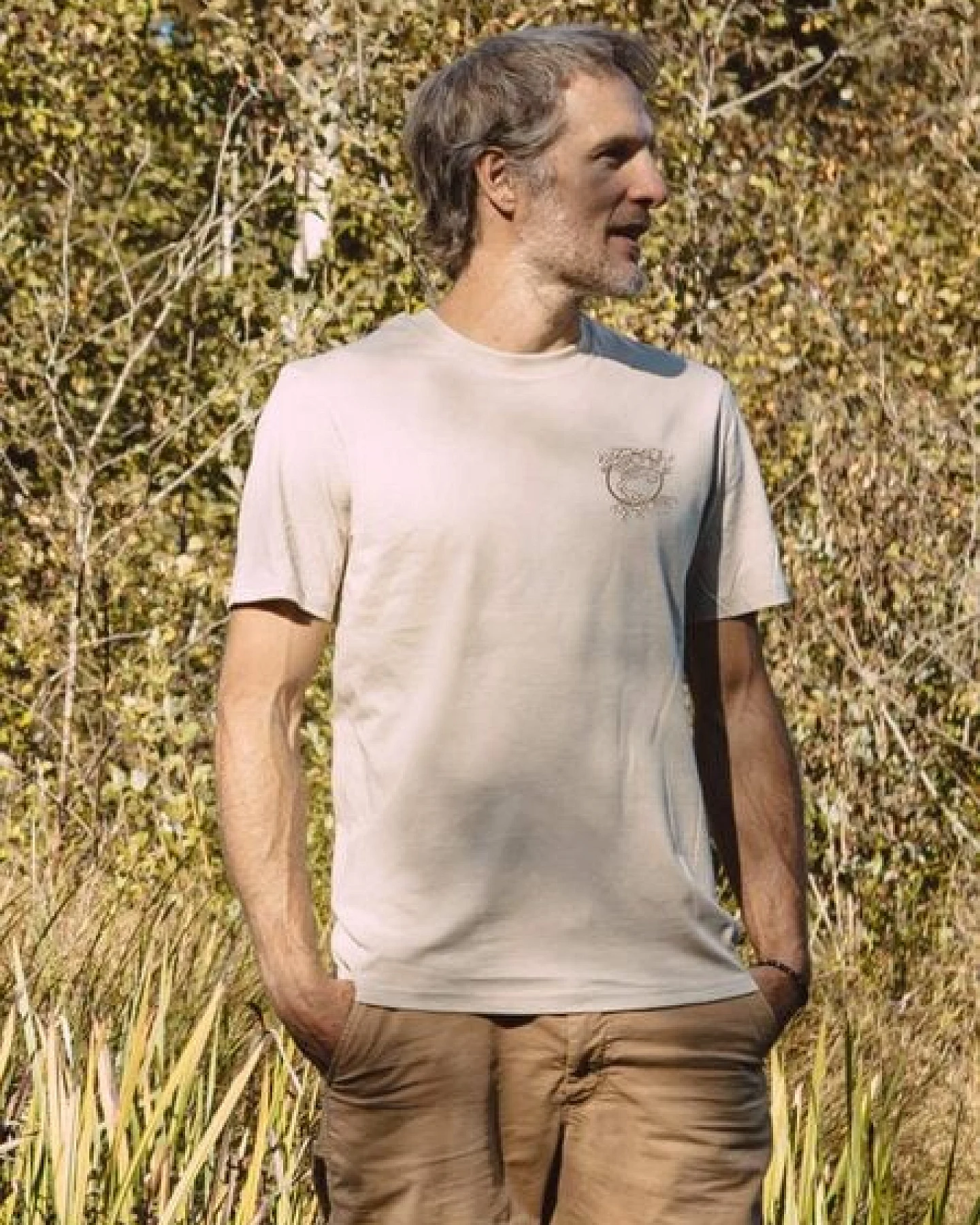Life-Tree Shirt aus Biobaumwolle mit Brustmotiv für Herren "Olive" Burgundy / Ocre / Desert Dust beige – Ansicht 3
