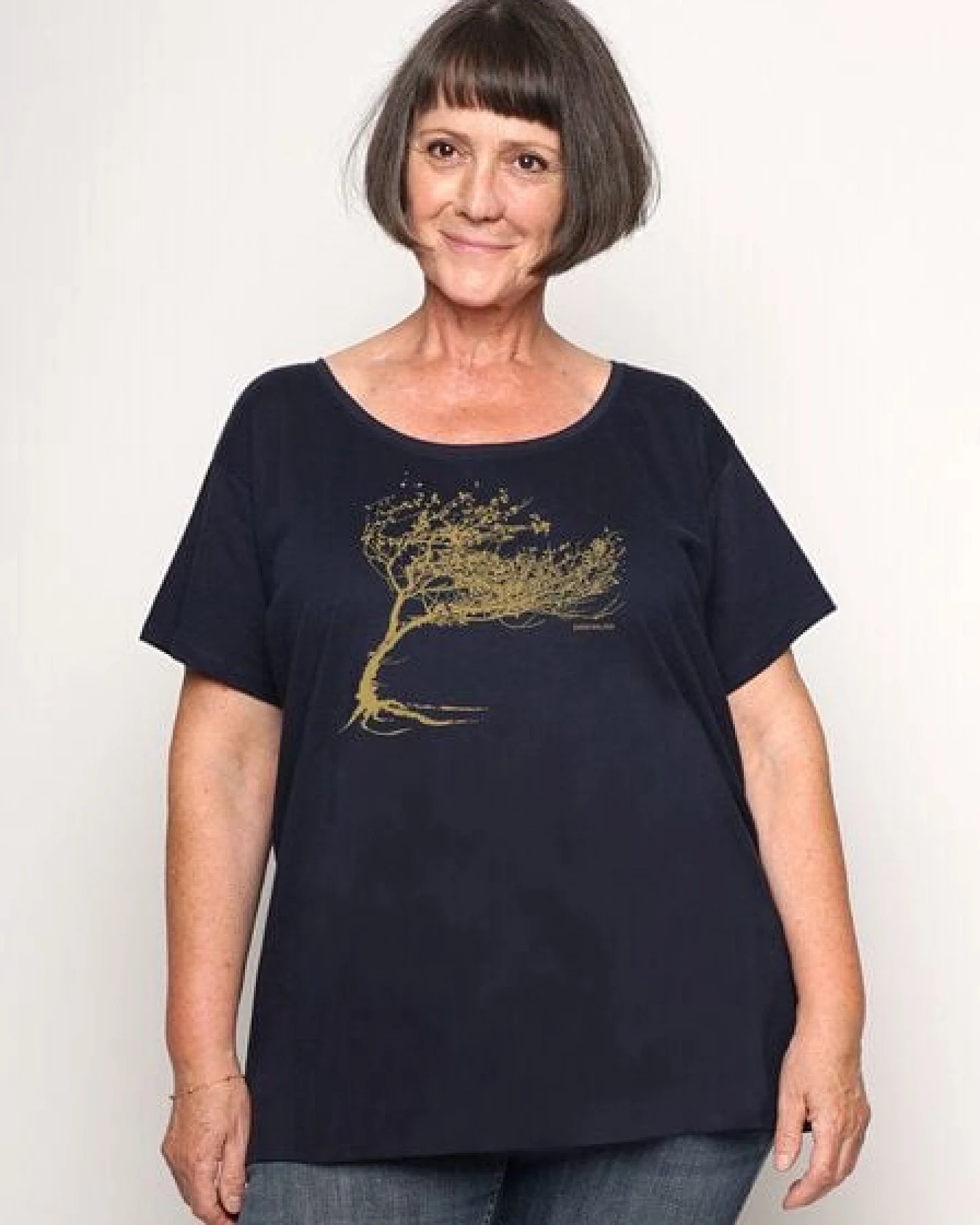 Peaces.bio - handbedruckte Biomode Bio-Damen-Loosefit-T-Shirt Windy Tree – Ansicht 2