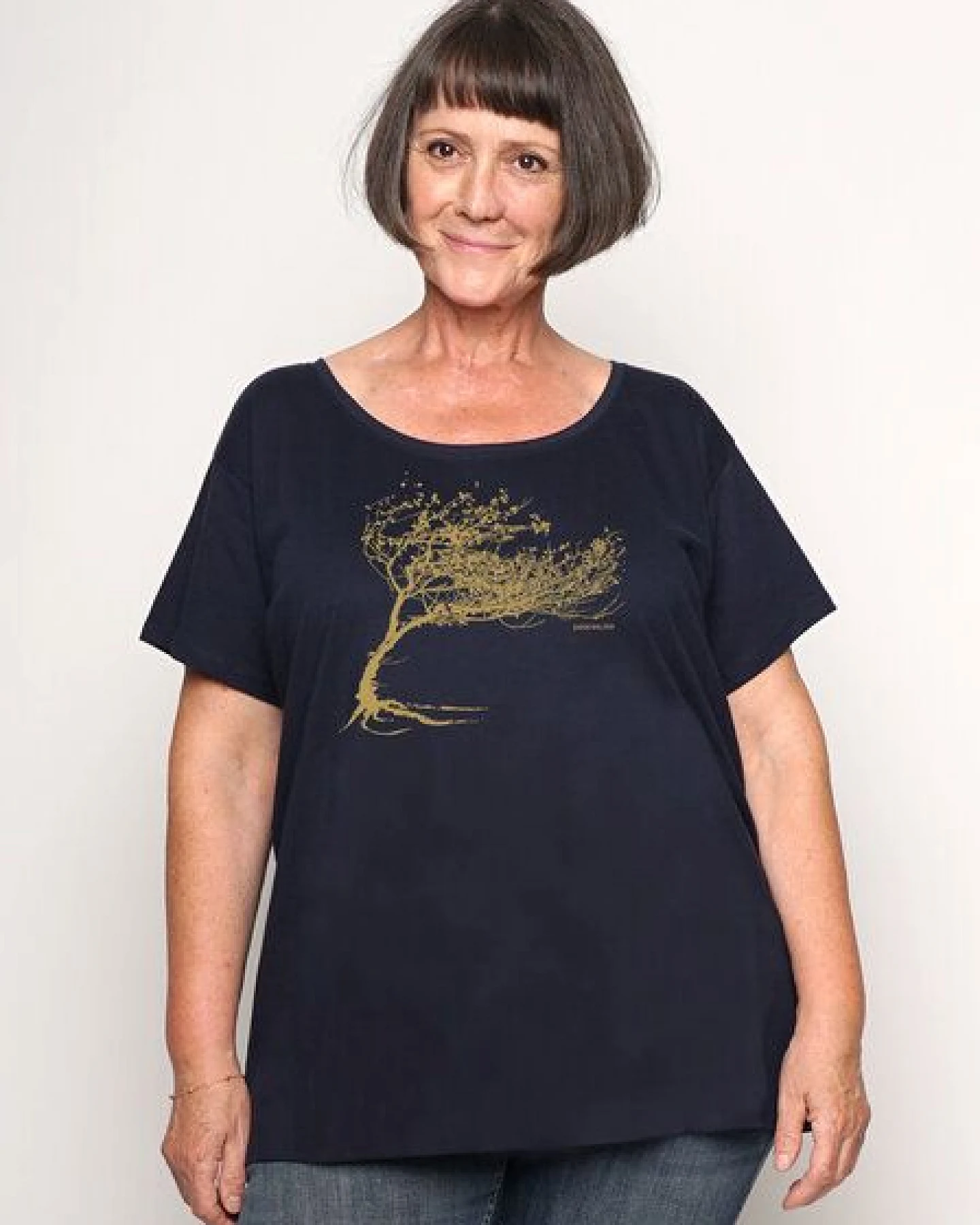 Peaces.bio - handbedruckte Biomode Bio-Damen-Loosefit-T-Shirt Windy Tree – Ansicht 2