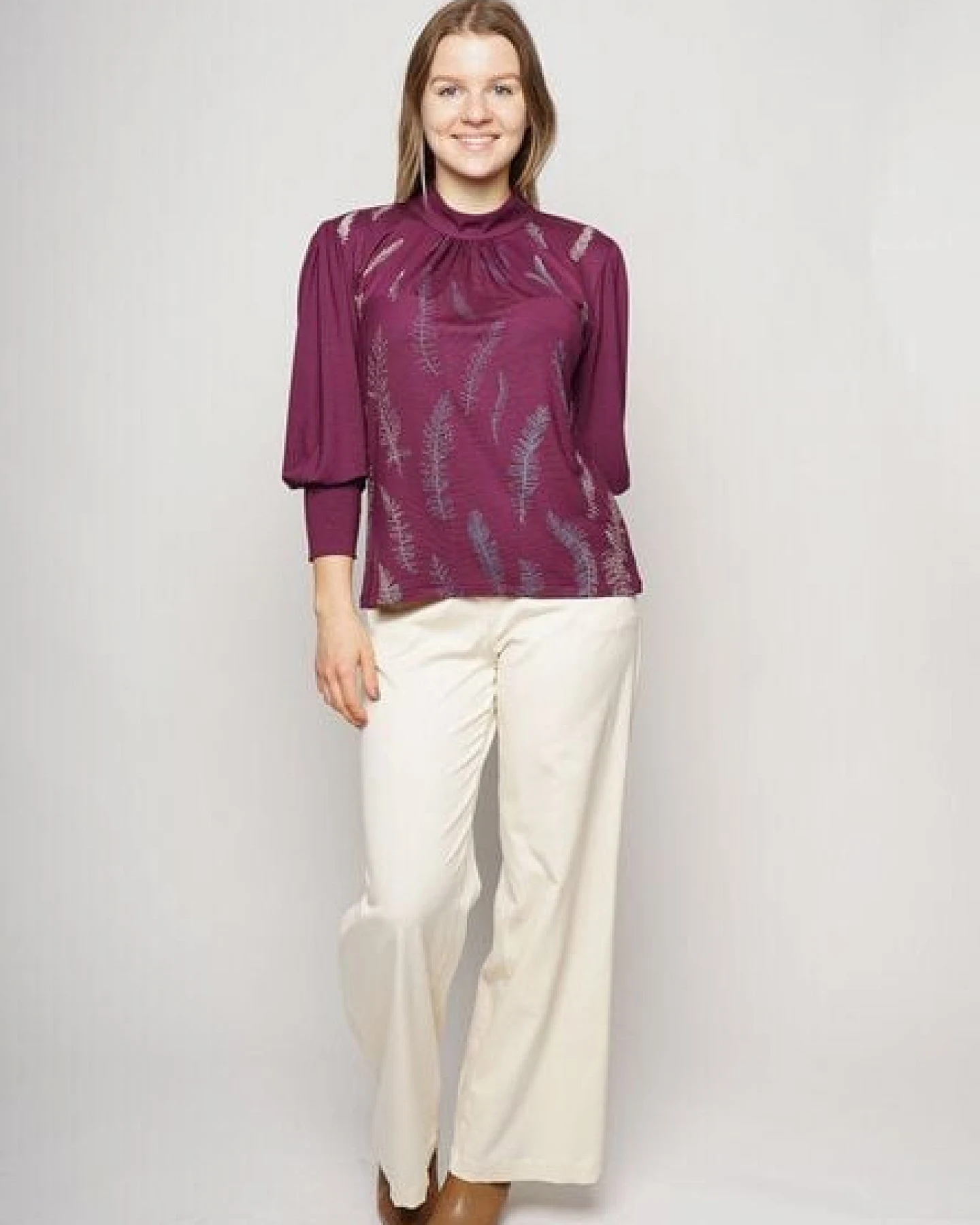 Peaces.bio - handbedruckte Biomode Edelbluse Blätterzauber in Aubergine – Ansicht 3