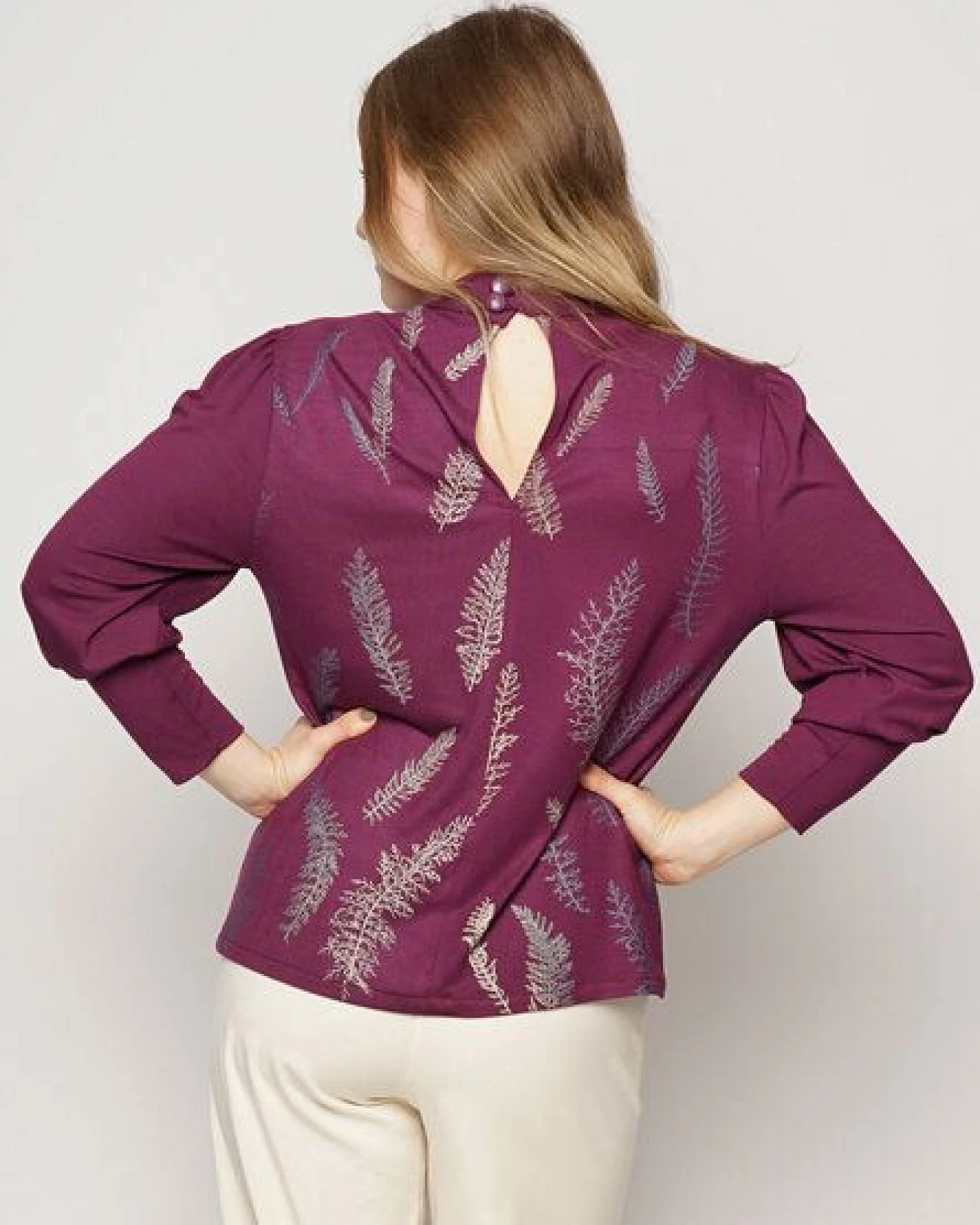 Peaces.bio - handbedruckte Biomode Edelbluse Blätterzauber in Aubergine – Ansicht 2