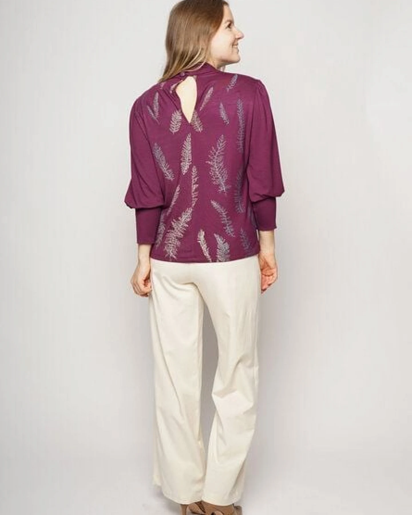 Peaces.bio - handbedruckte Biomode Edelbluse Blätterzauber in Aubergine – Ansicht 4