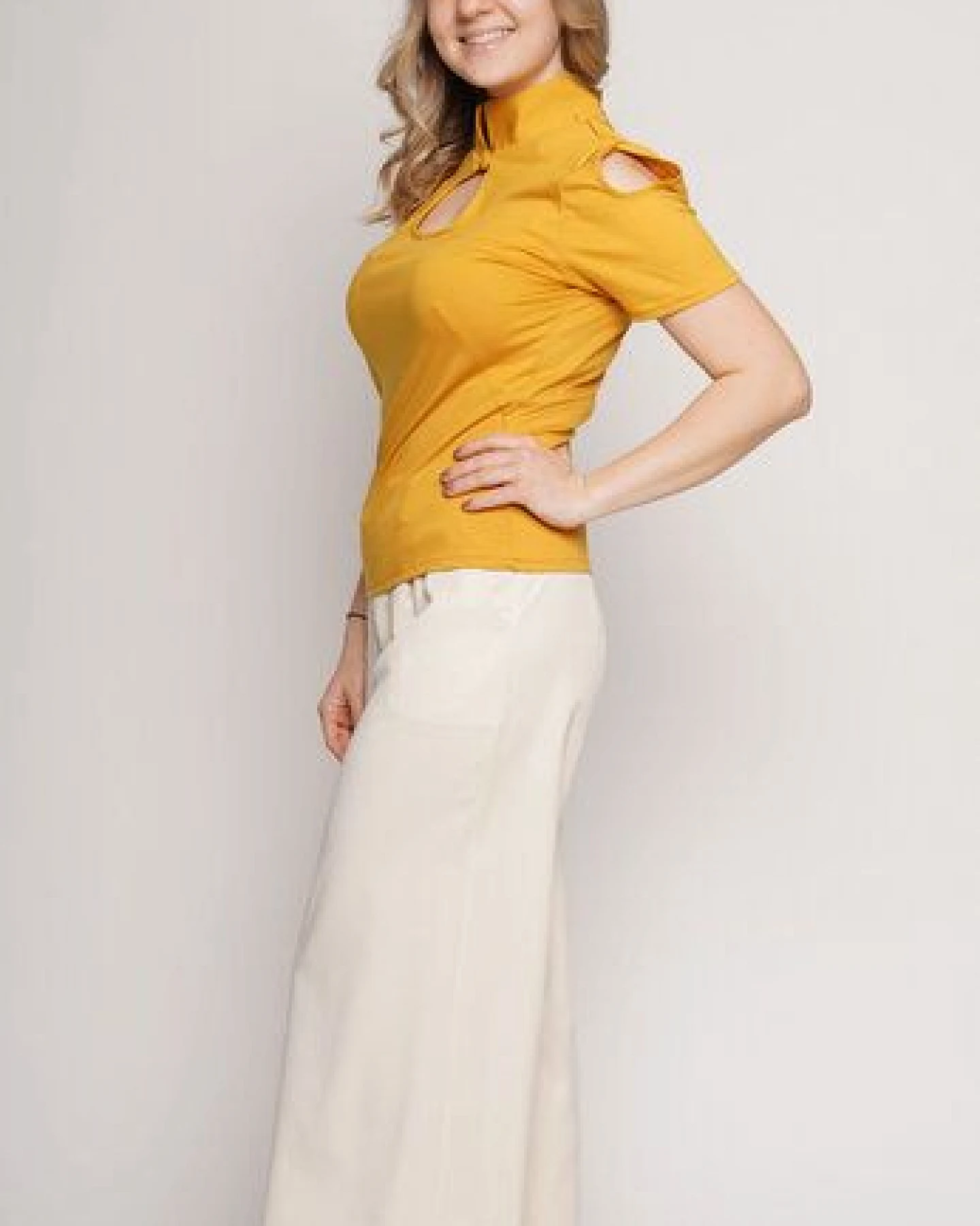 Peaces.bio - handbedruckte Biomode Elegante Stehkragenbluse – Ansicht 2