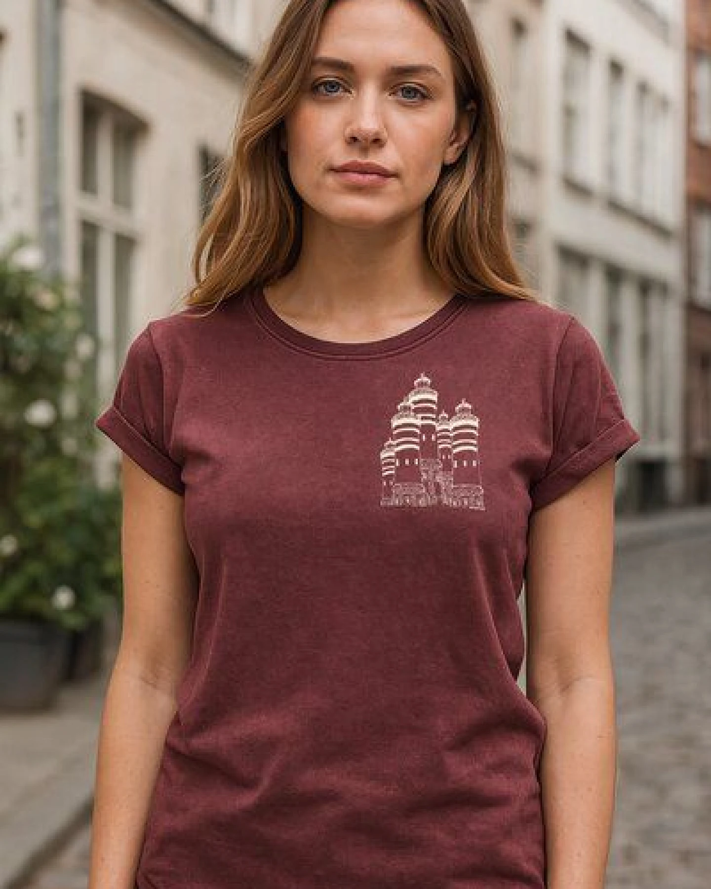 ilovemixtapes Bio Damen T-Shirt "Leuchtturmland" – Stone Washed Burgundy mit Leuchtturm Illustration – Ansicht 2