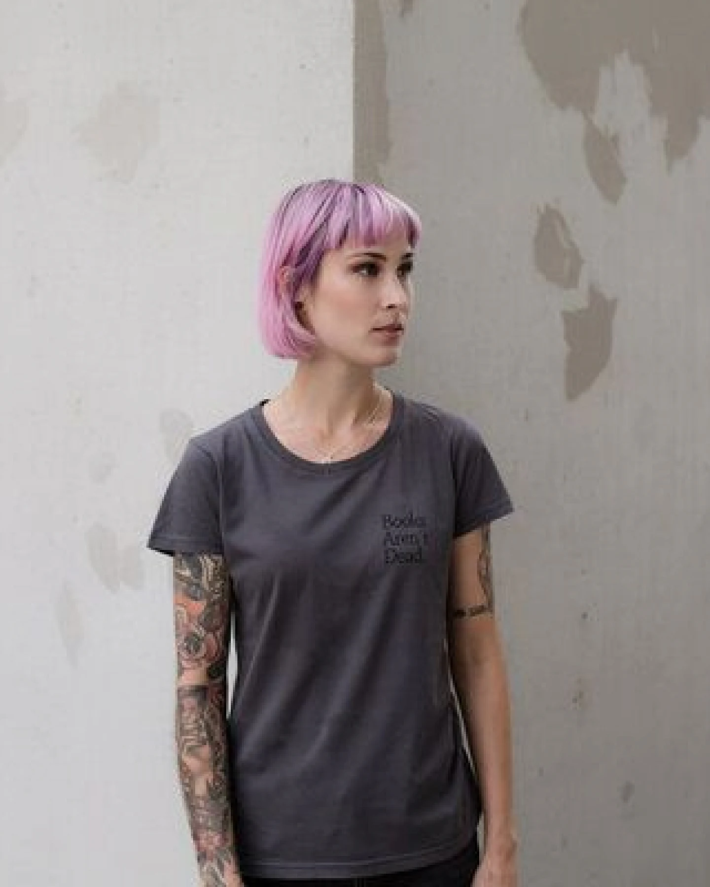 ilovemixtapes Frauen T-Shirt Books Aren´t Dead aus Biobaumwolle Made in Portugal dunkelgrau – Ansicht 2