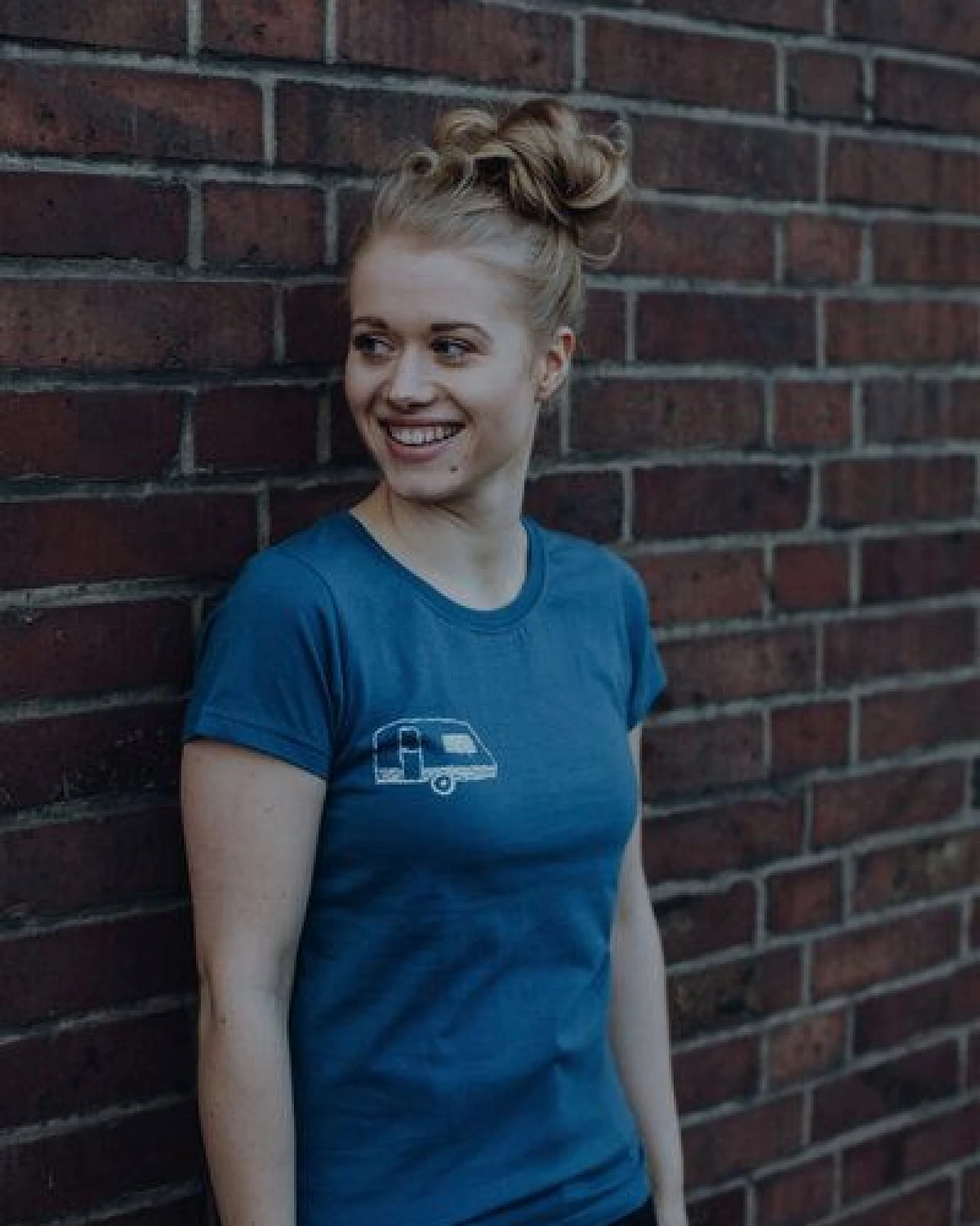 ilovemixtapes Frauen T-Shirt mit Camping Wohnwagen aus Biobaumwolle GOTS - Real Teal ILI01 – Ansicht 2