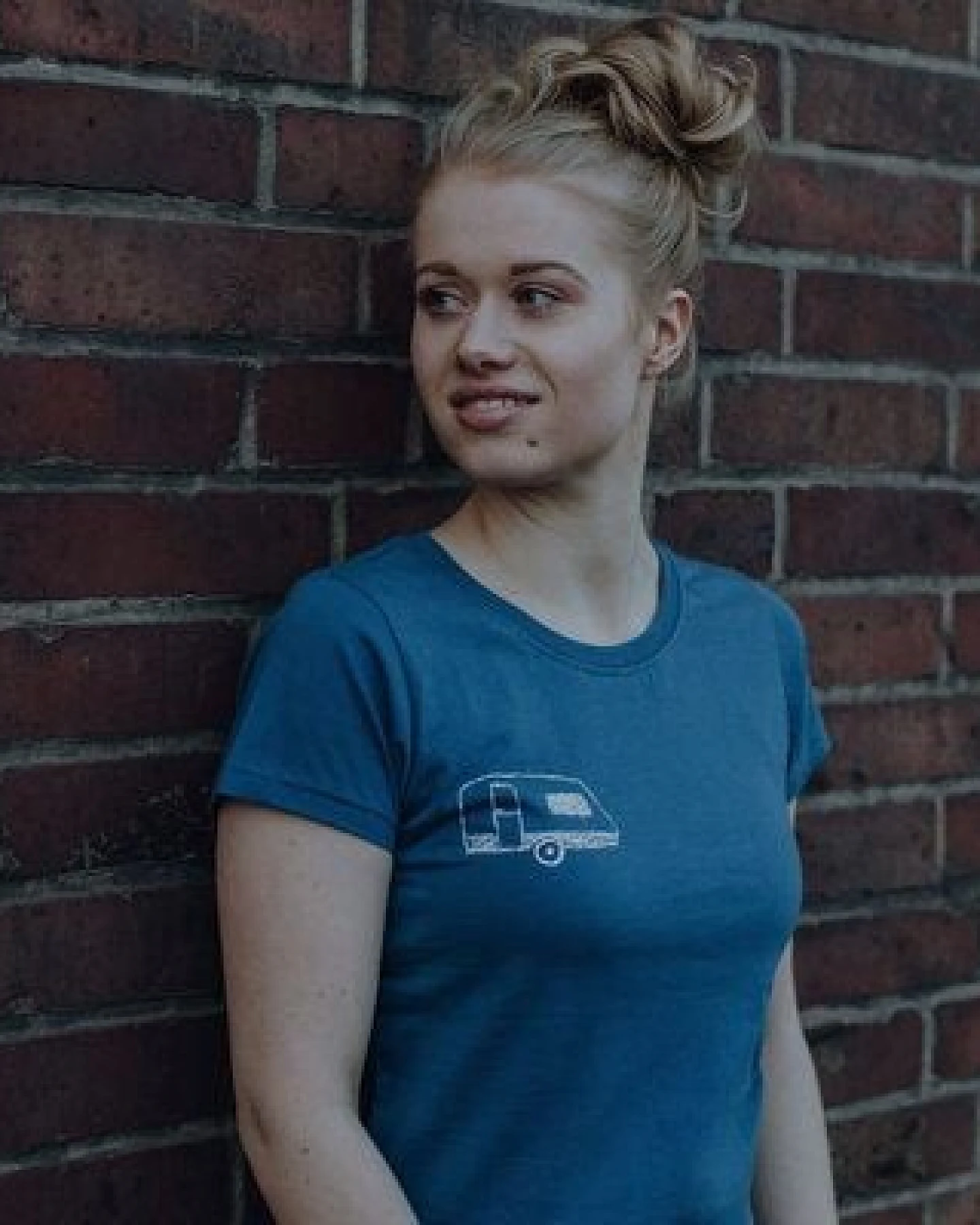 ilovemixtapes Frauen T-Shirt mit Camping Wohnwagen aus Biobaumwolle GOTS - Real Teal ILI01 – Ansicht 3