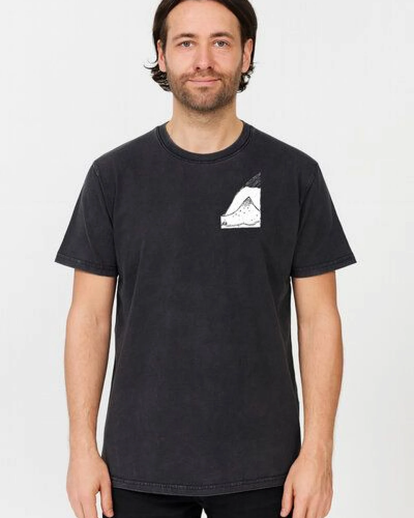 ilovemixtapes Unisex T-Shirt „Bergpanorama“ – Bio-Baumwolle, Stone Washed Sage Green, Denim Blue & Black, Fair Wear – Ansicht 3