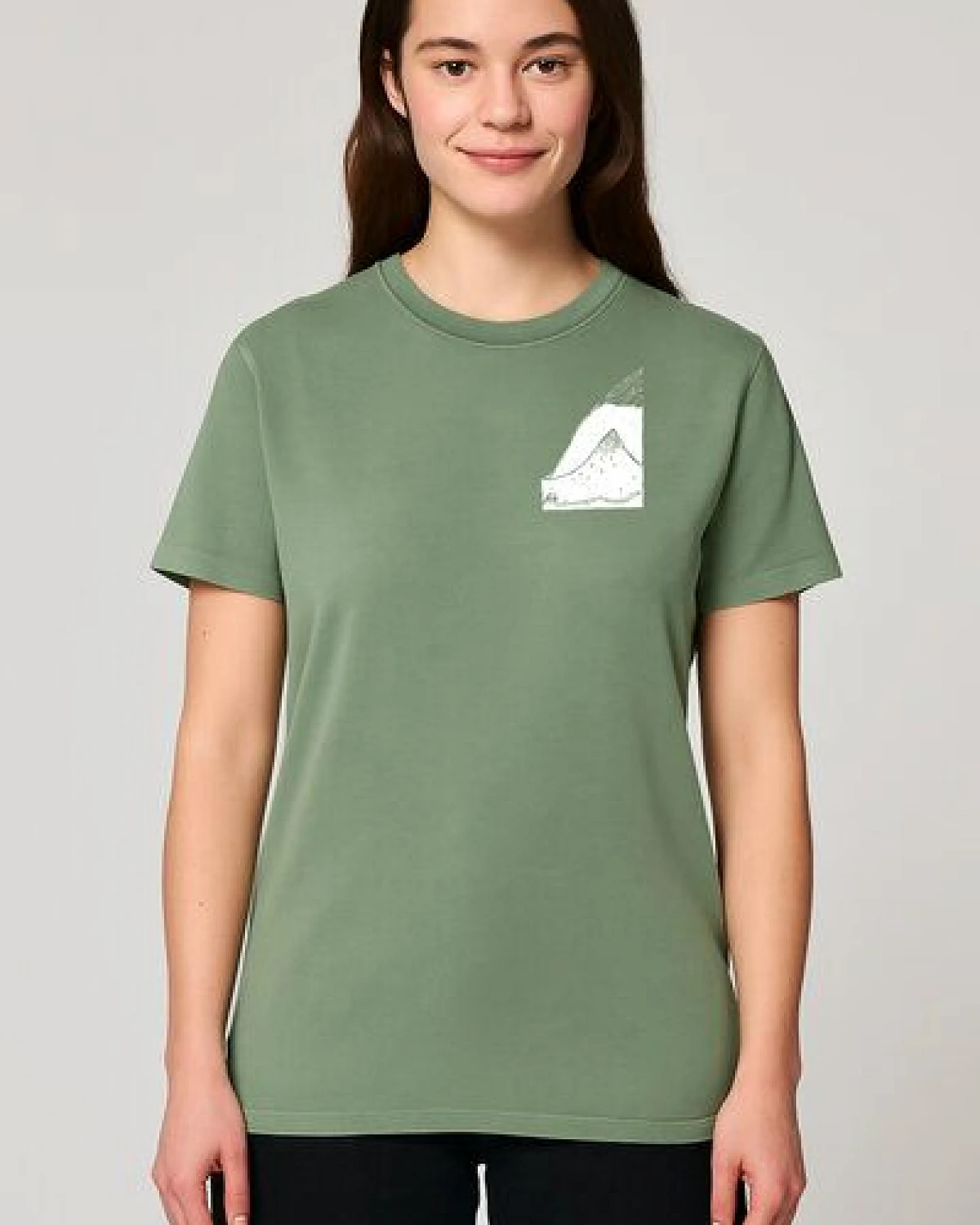ilovemixtapes Unisex T-Shirt „Bergpanorama“ – Bio-Baumwolle, Stone Washed Sage Green, Denim Blue & Black, Fair Wear – Ansicht 3