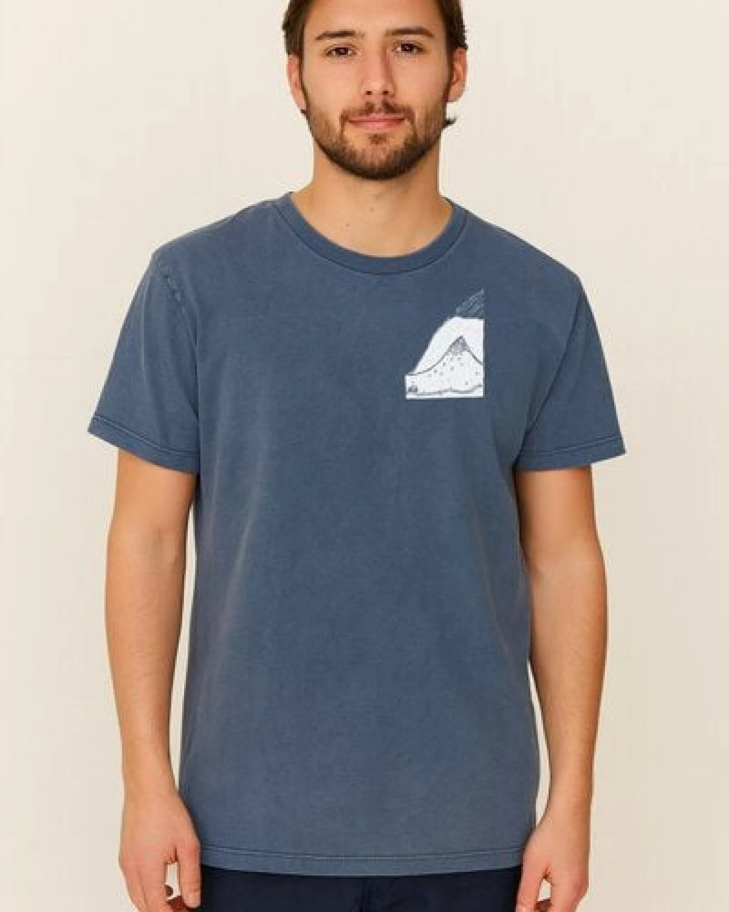 ilovemixtapes Unisex T-Shirt „Bergpanorama“ – Bio-Baumwolle, Stone Washed Sage Green, Denim Blue & Black, Fair Wear – Ansicht 3