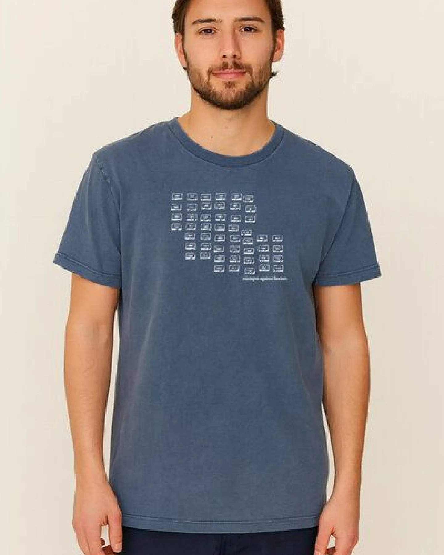 ilovemixtapes Unisex T-Shirt „Mixtapes Against Fascism“ – Bio-Baumwolle, Stone Washed Sage Green, Denim Blue & Black, Fair Wear – Ansicht 3