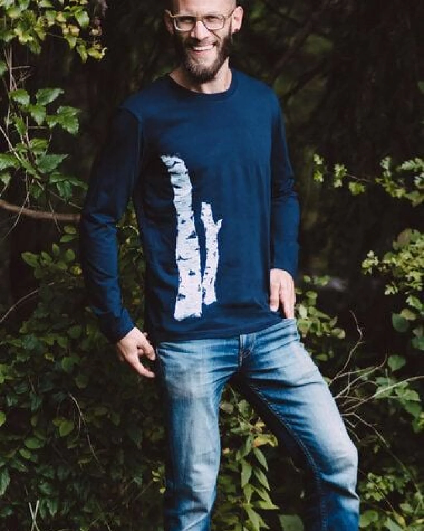 Life-Tree Longsleeve aus Biobaumwolle Fairwear für Herren "Birkenstamm" in Denim Blau – Ansicht 4