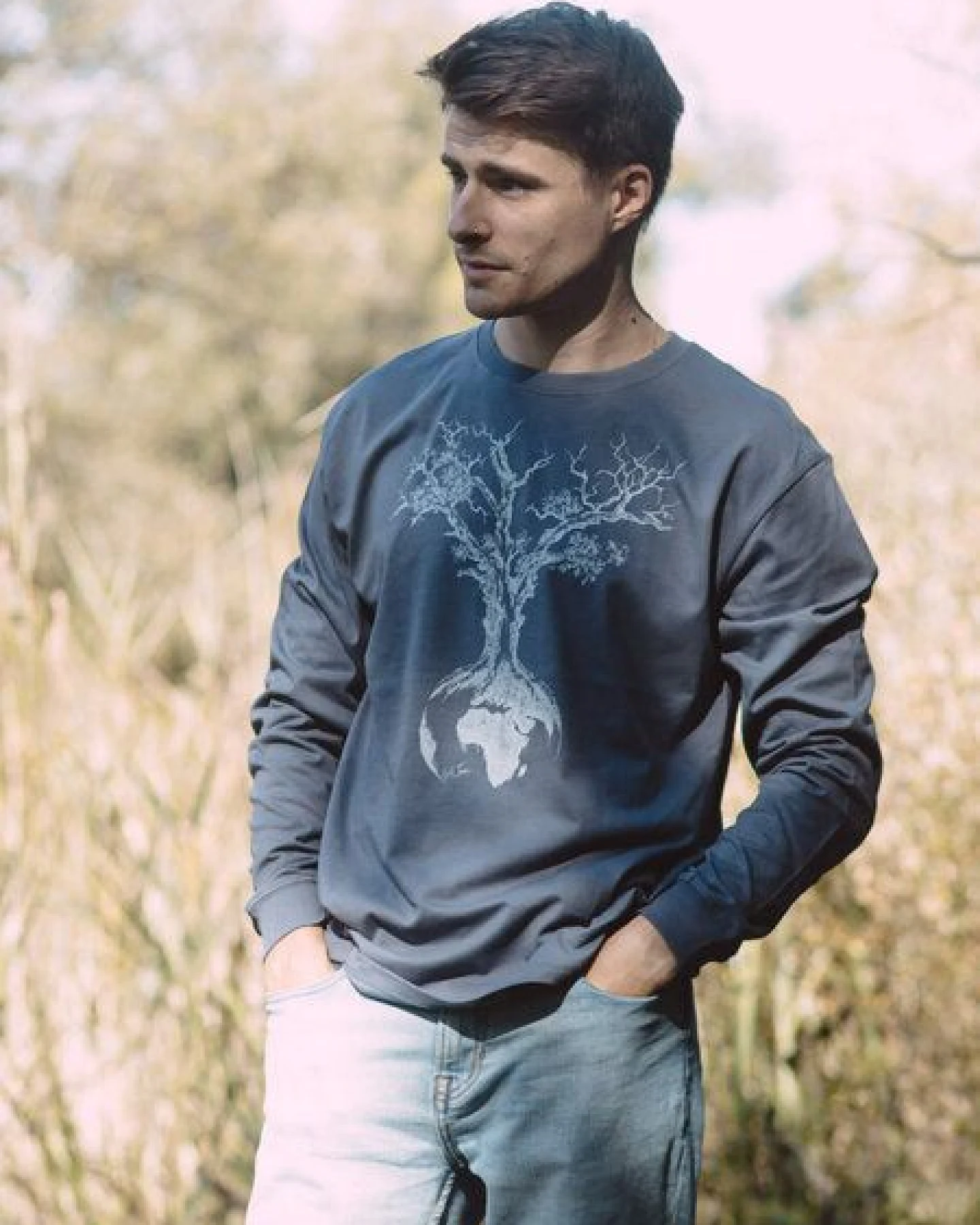 Life-Tree Longsleeve aus Biobaumwolle Fairwear für Herren "Weltenbaum" in Faded Navy Blau – Ansicht 2